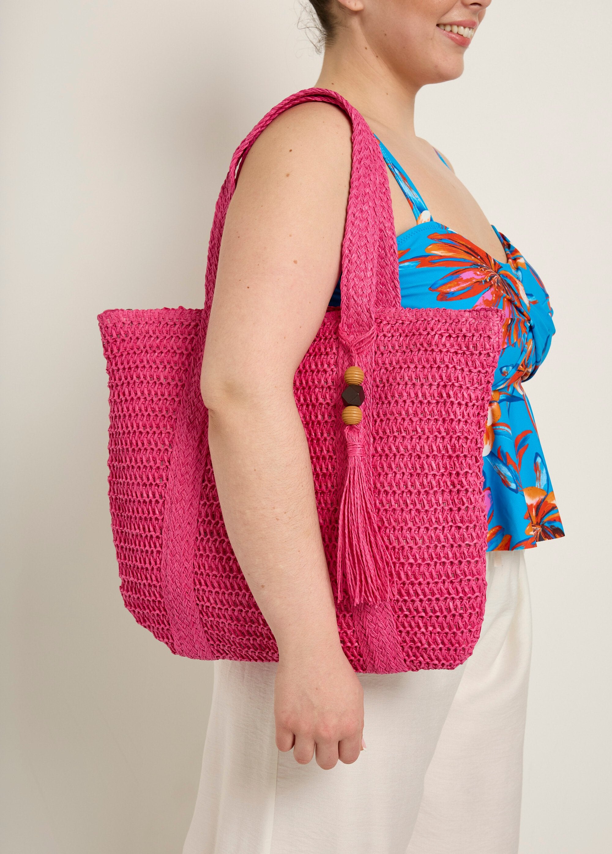 Bolso_grande_de_paja_con_pompón_de_perla_Fucsia_FA1_slim