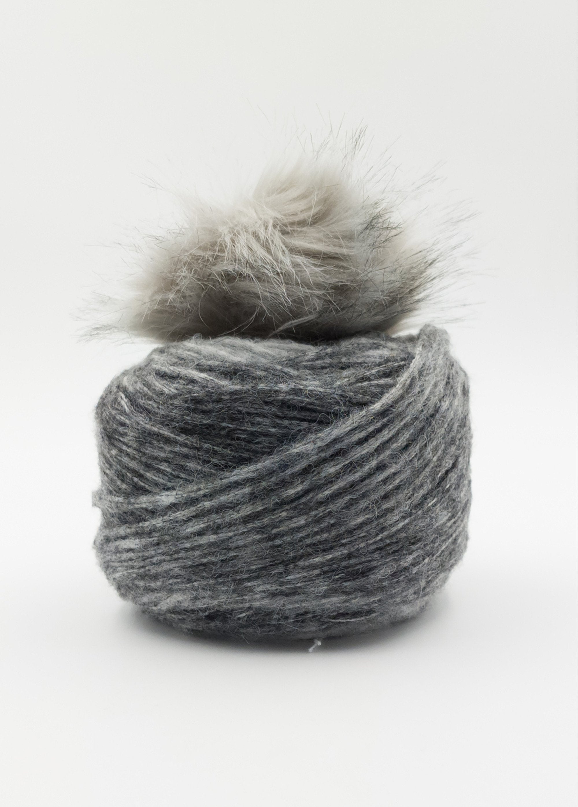 Ovillo_de_lana_para_gorro_con_pompón_Gris_DO1_slim