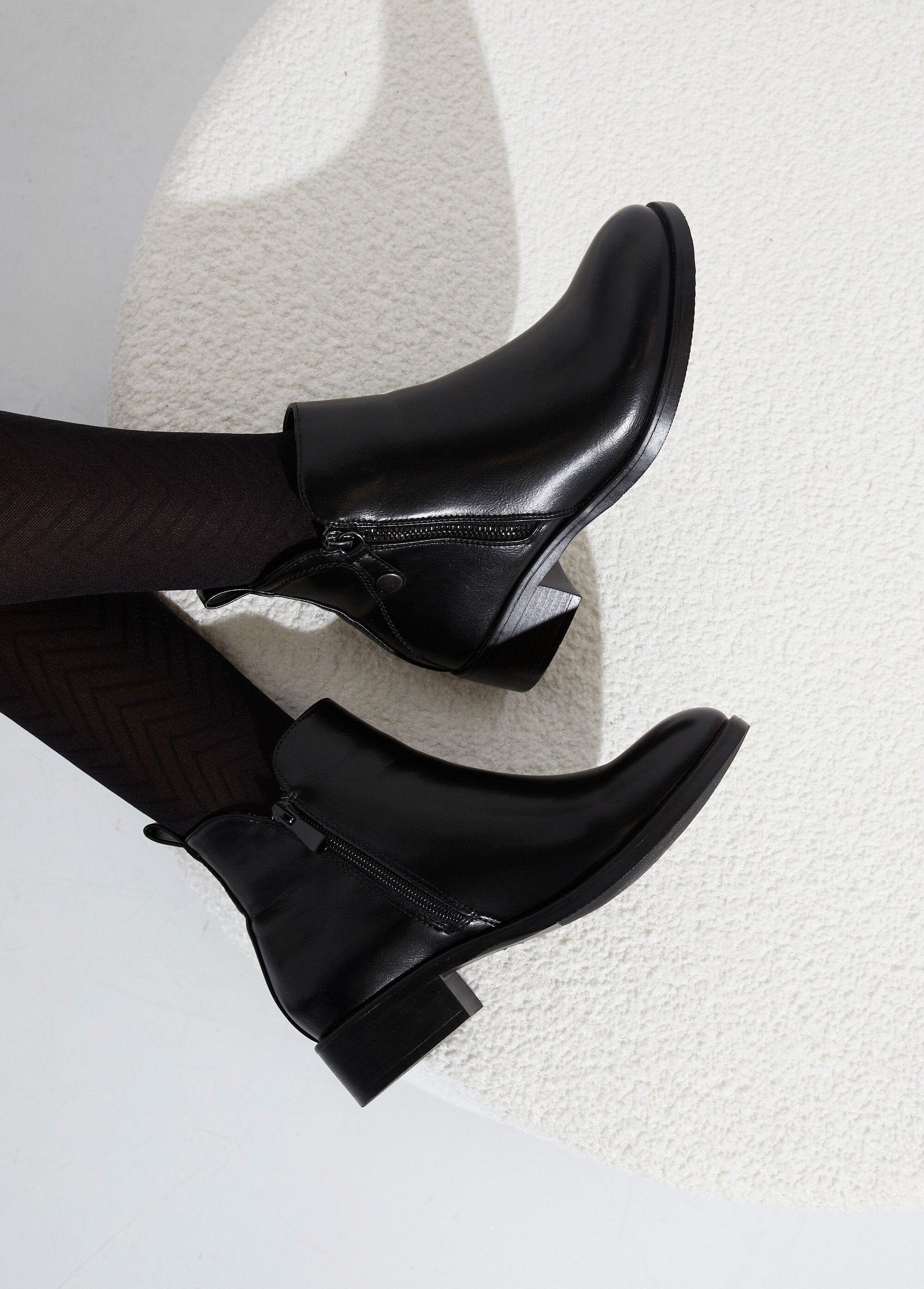 Botas_bajas_con_tacón_ancho_y_cremallera_decorativa_Negro_SF1_slim