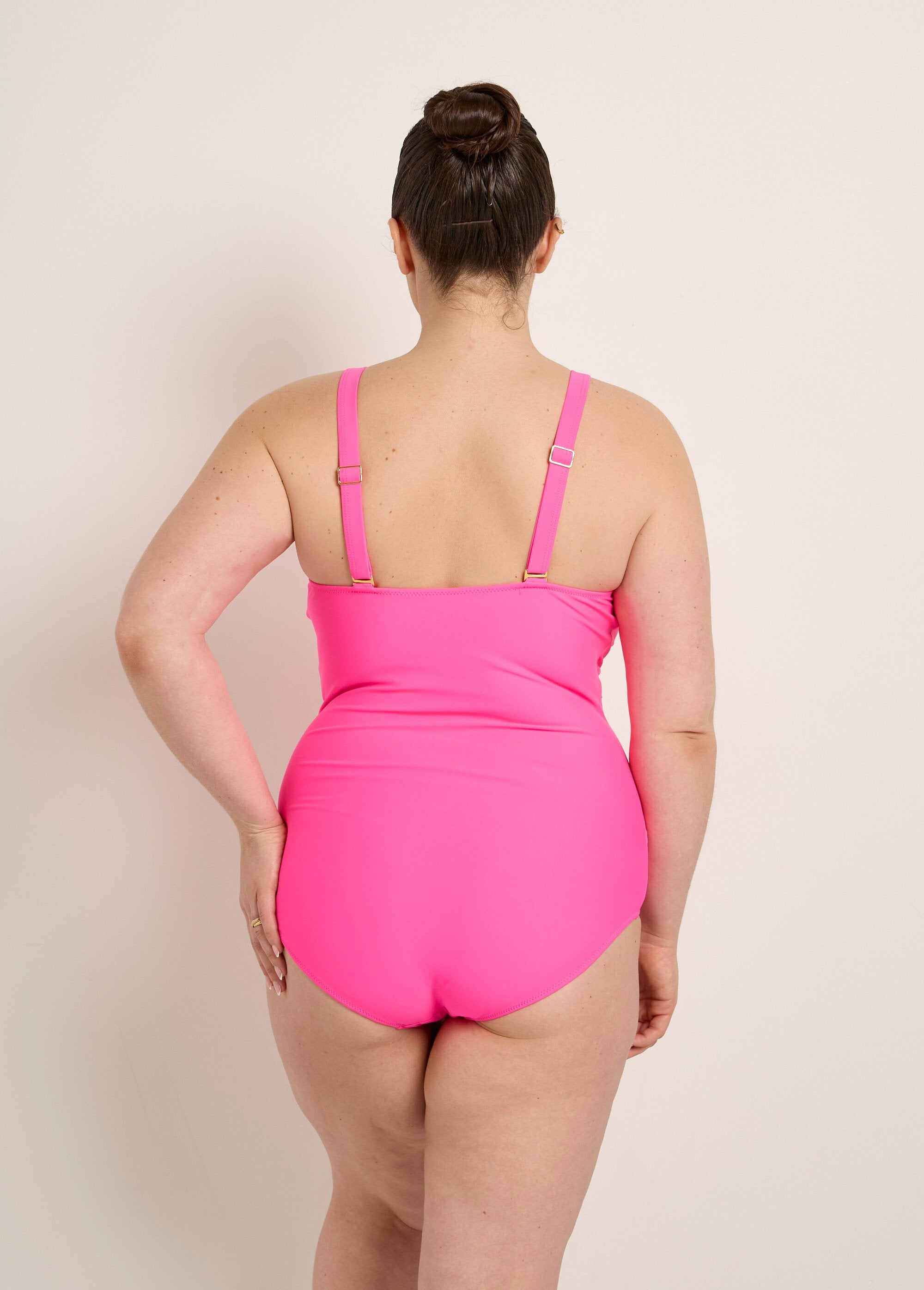 Traje_de_baño_de_una_pieza,_escote_drapeado._Fucsia_DO1_curvy