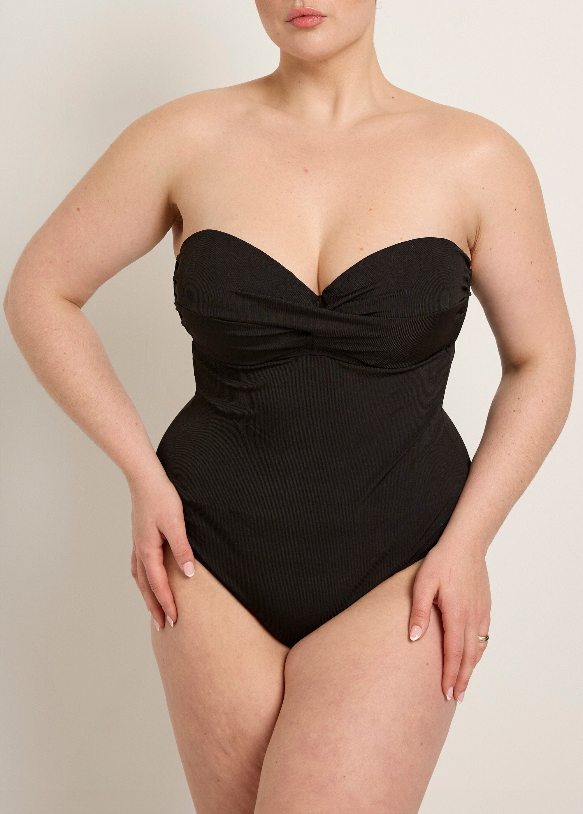 Traje_de_baño_de_una_pieza_drapeado_con_detalle_en_la_espalda_Negro_FA2_curvy
