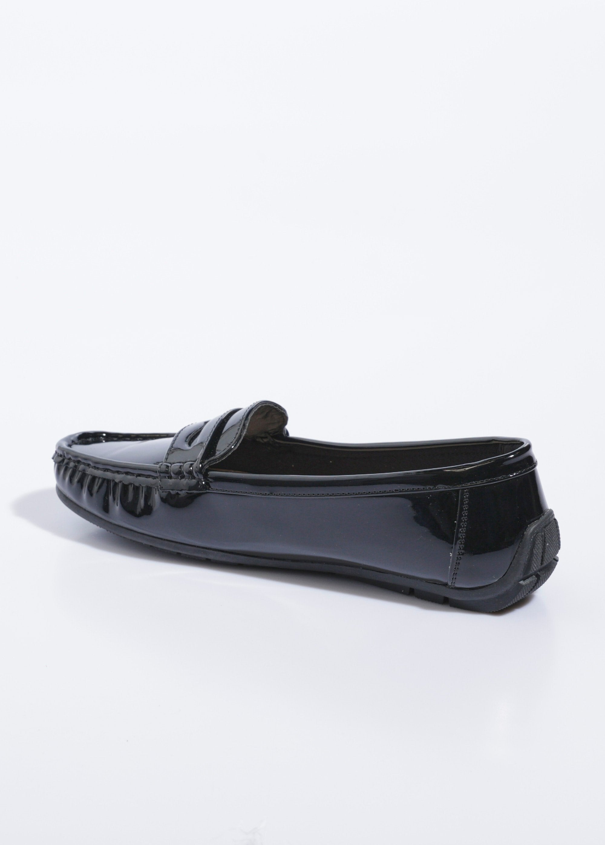 Mocasines_de_charol_con_suela_antideslizante_barniz_negro_DO1_slim