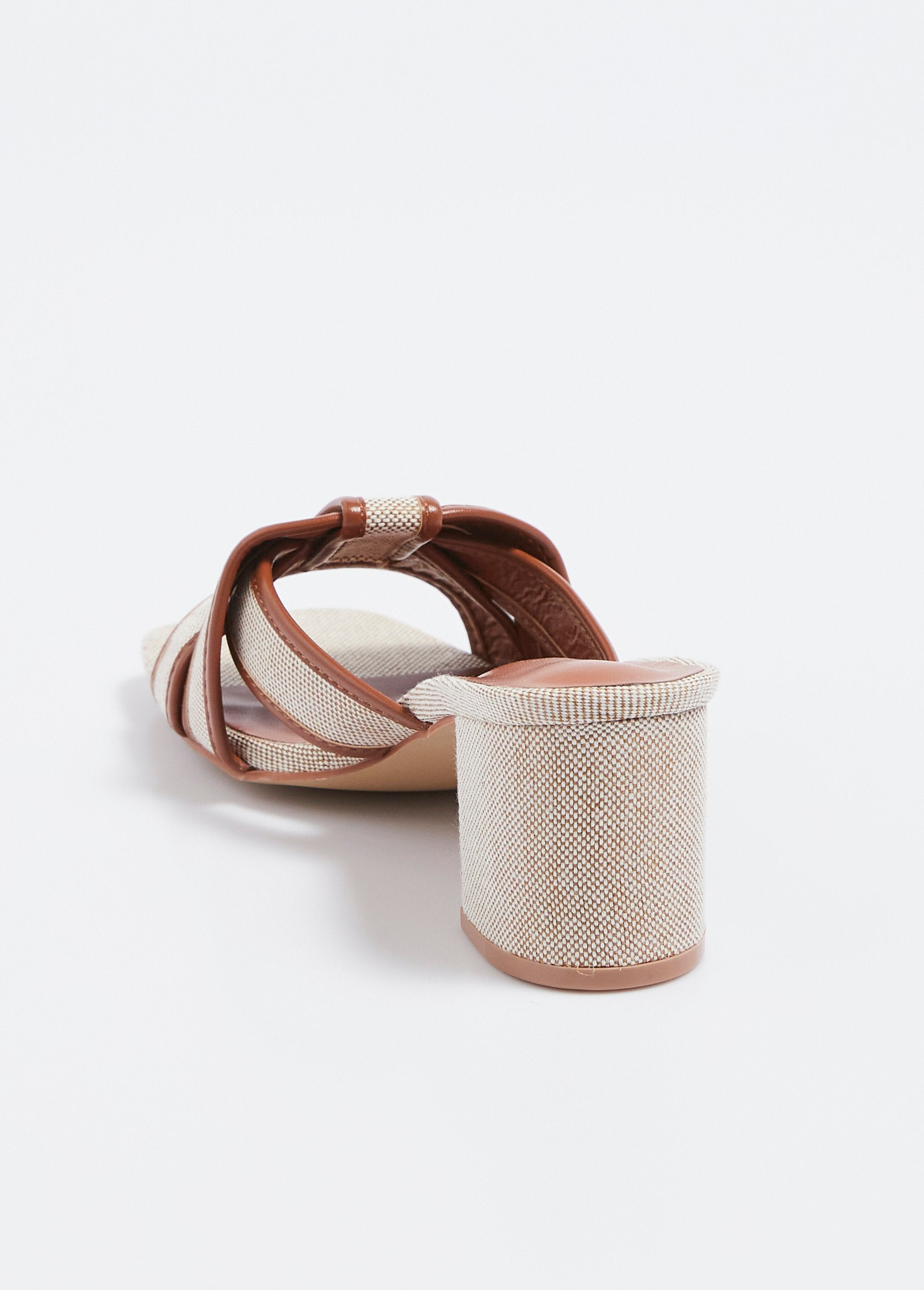 Mules_de_tacón_textil_con_efecto_gráfico_camello_DO1_slim