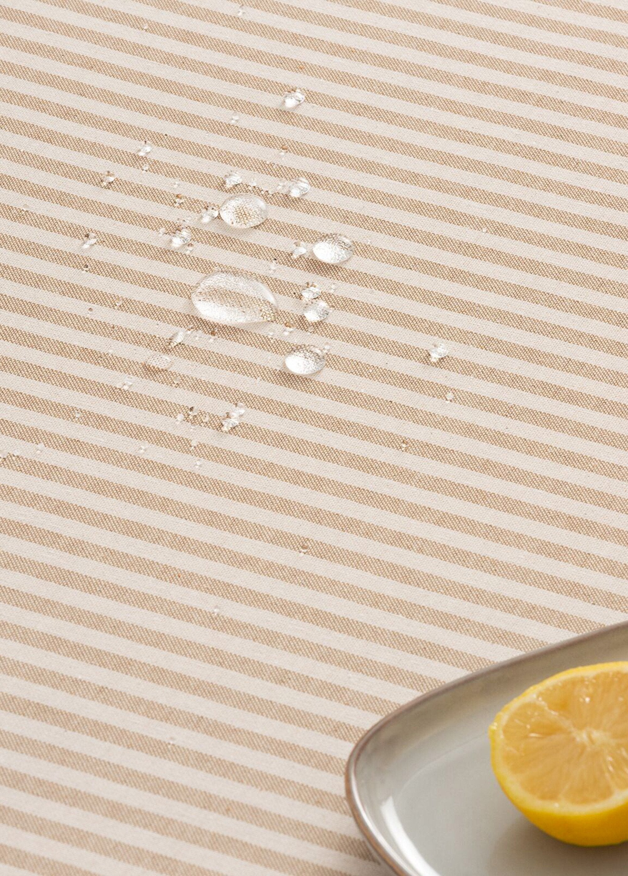 Mantel_de_algodón_antimanchas_con_finas_rayas_Beige_DE2_slim