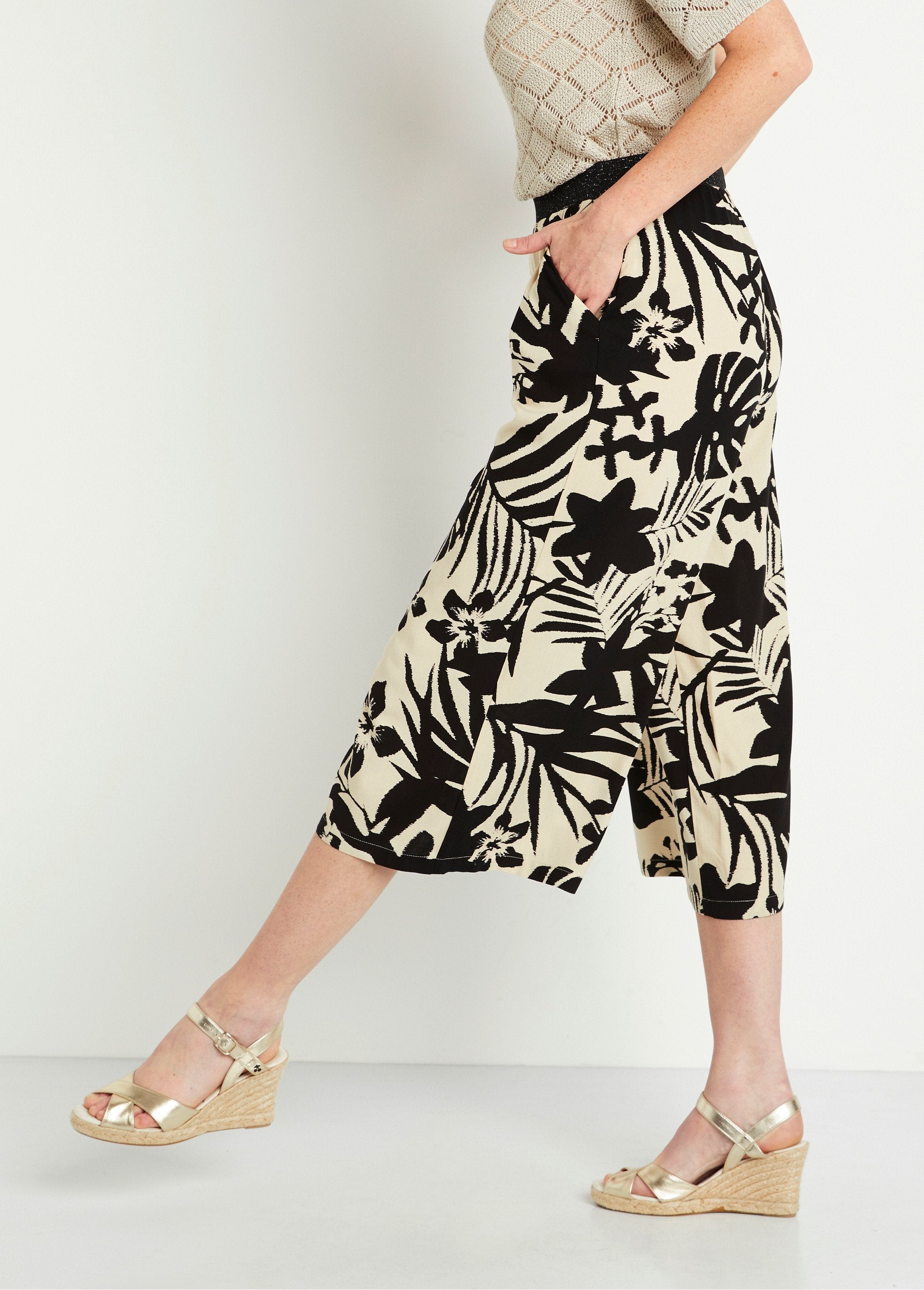 Pantalón_cropped_ancho_y_fluido_con_cinturilla_elástica_Negro_y_beige_DR1_slim