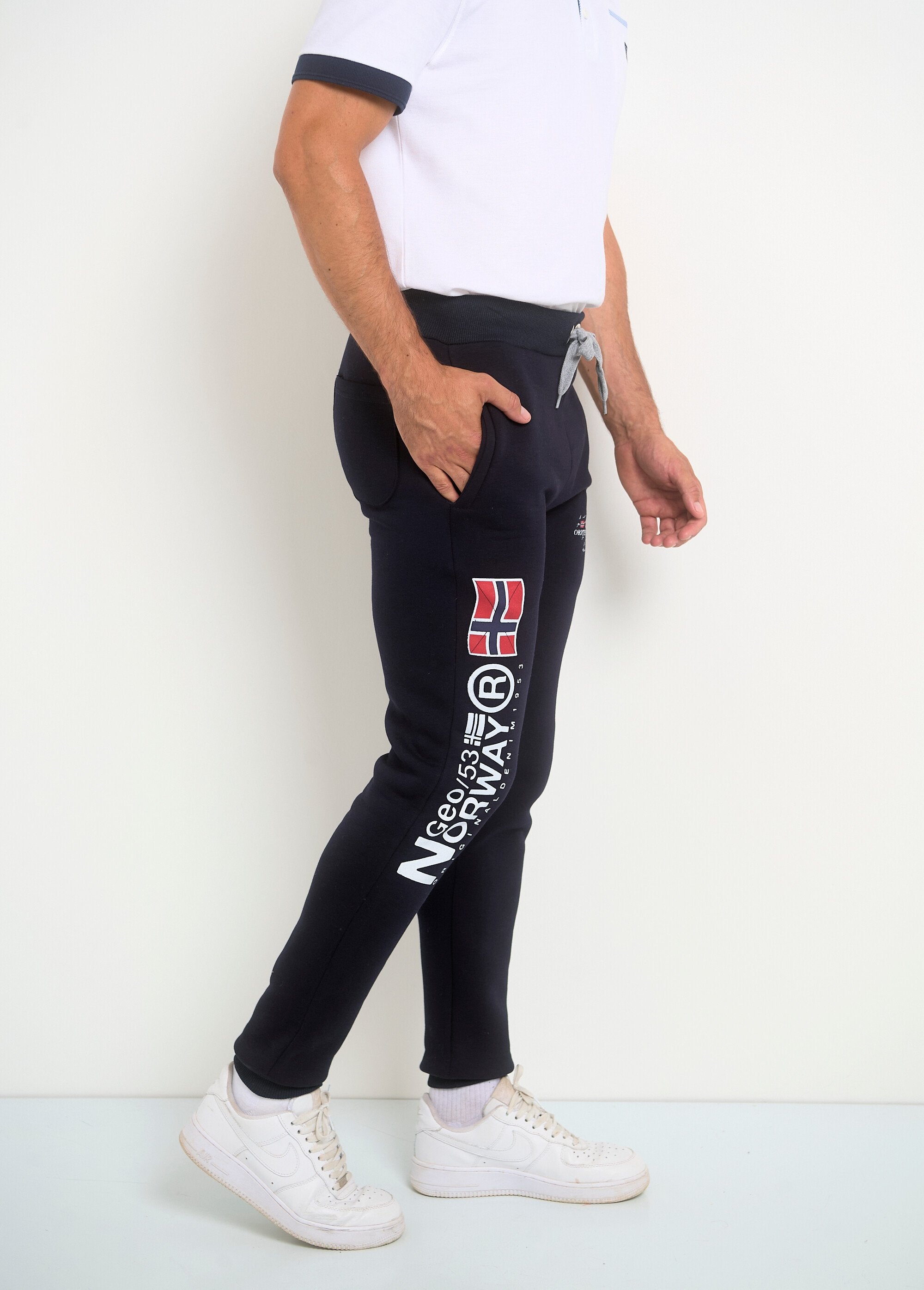 Pantalones_de_jogging_con_piernas_y_bajos_ajustados_Marina_DR1_slim