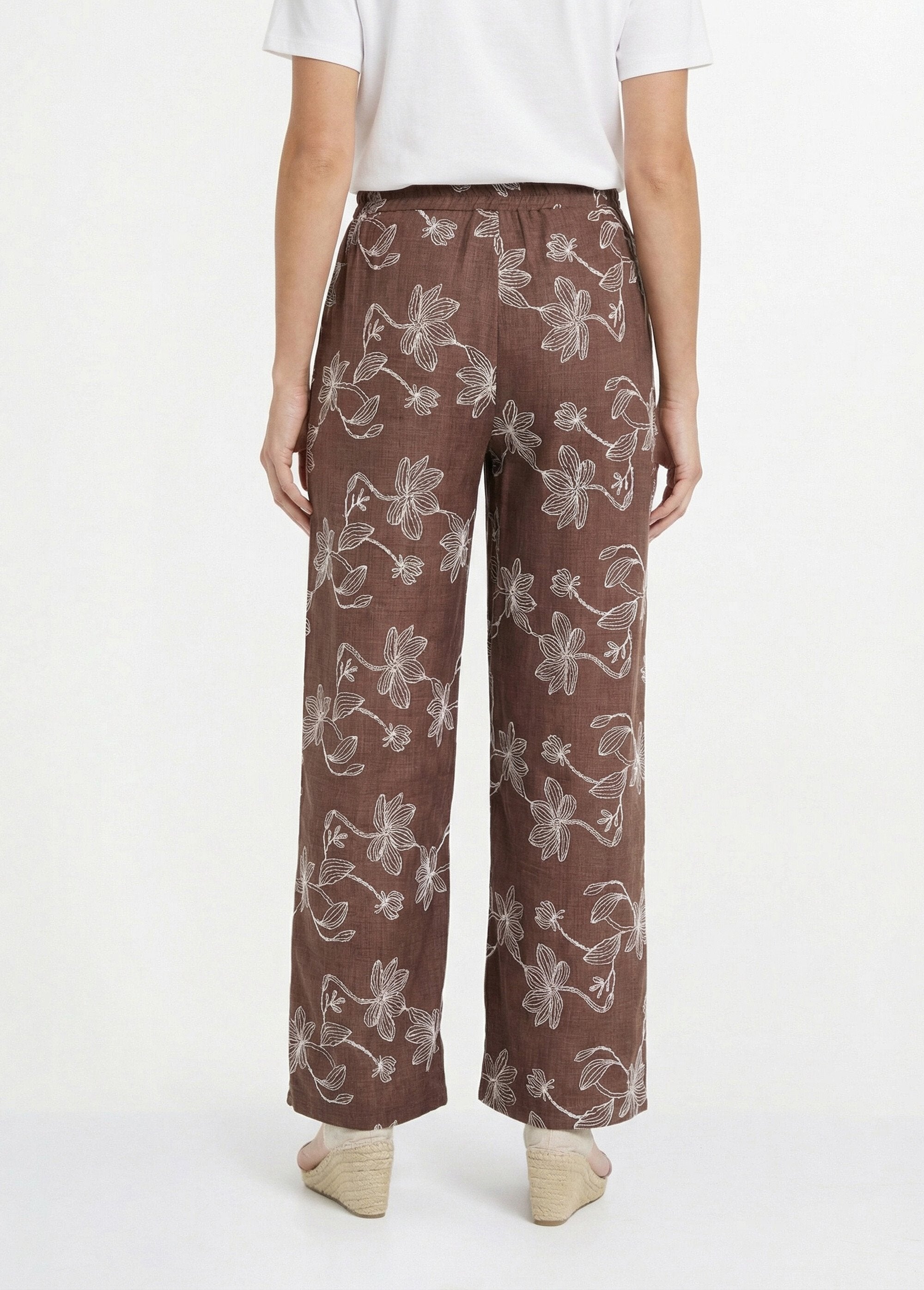 Pantalones_de_pierna_ancha_con_estampados_florales._Chocolate_DO1_slim
