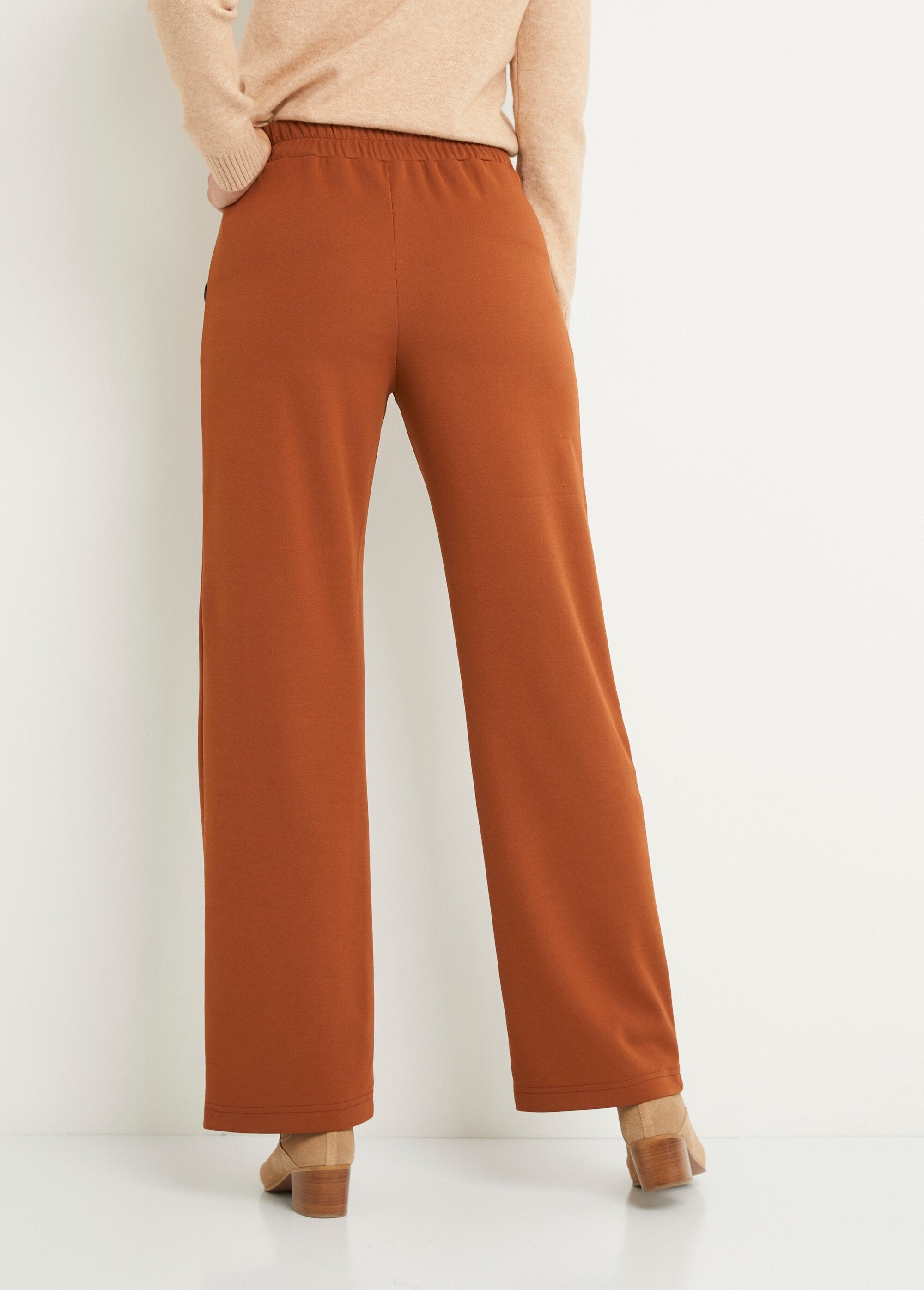 Pantalón_semielástico_de_pierna_ancha,_liso_camello_DO1_slim