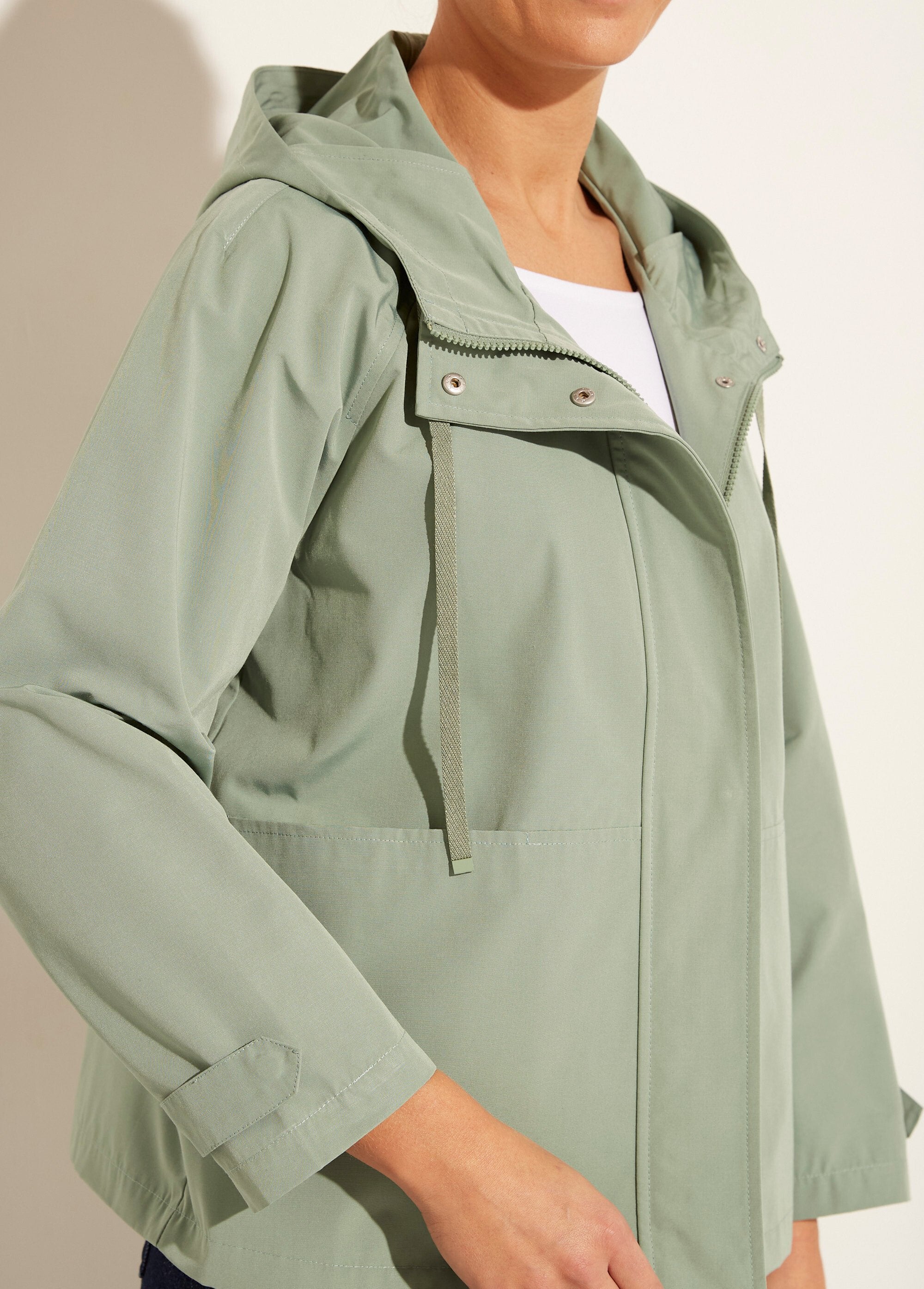 Parka_corta_ligera_e_impermeable_Caqui_DE1_slim