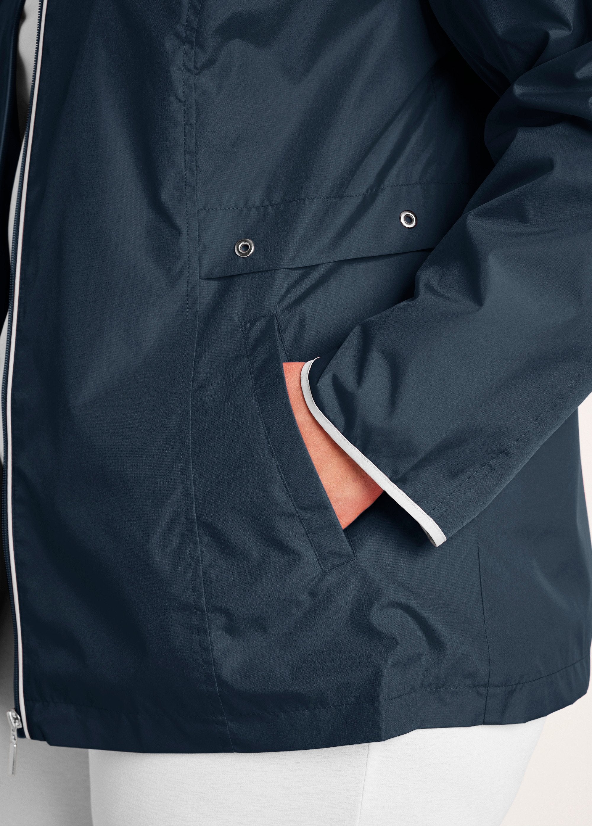 Parka_corta_ligera_con_cremallera_y_capucha_Marina_DE2_curvy