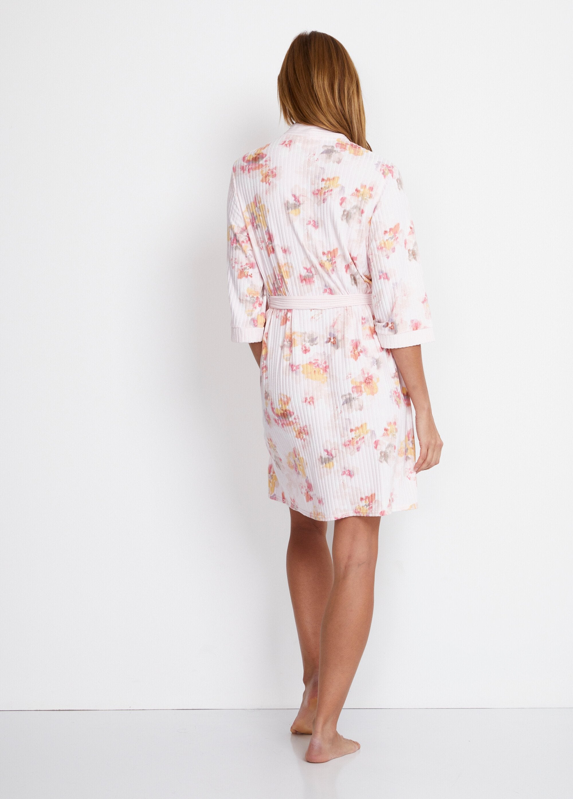 Albornoz_corto_cruzado_de_punto_acanalado_estampado_fondo_rosa_DO1_slim