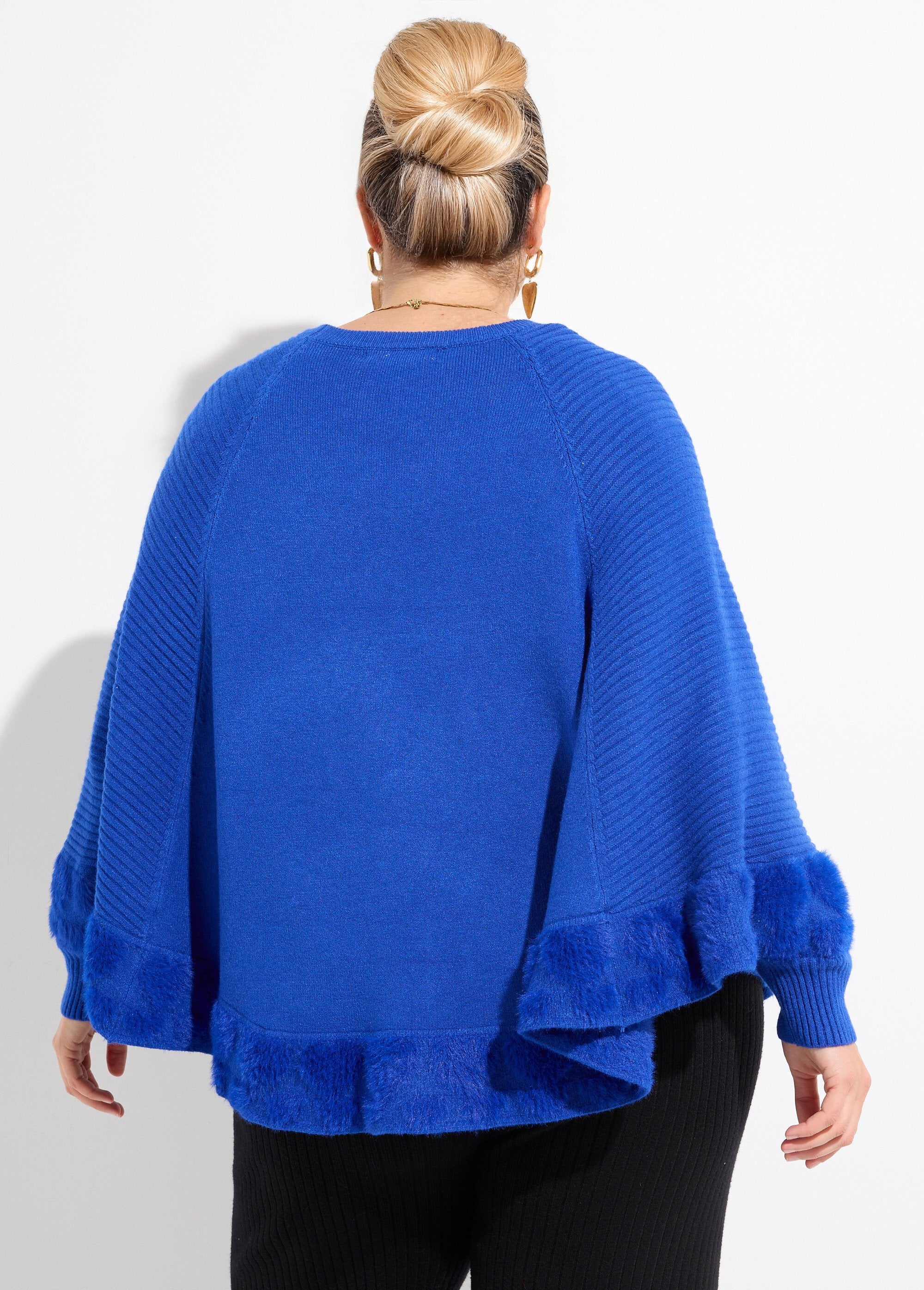 Poncho_capa_tejido_en_forma_de_corazón_con_cuello_redondo_azul_brillante_DO1_curvy