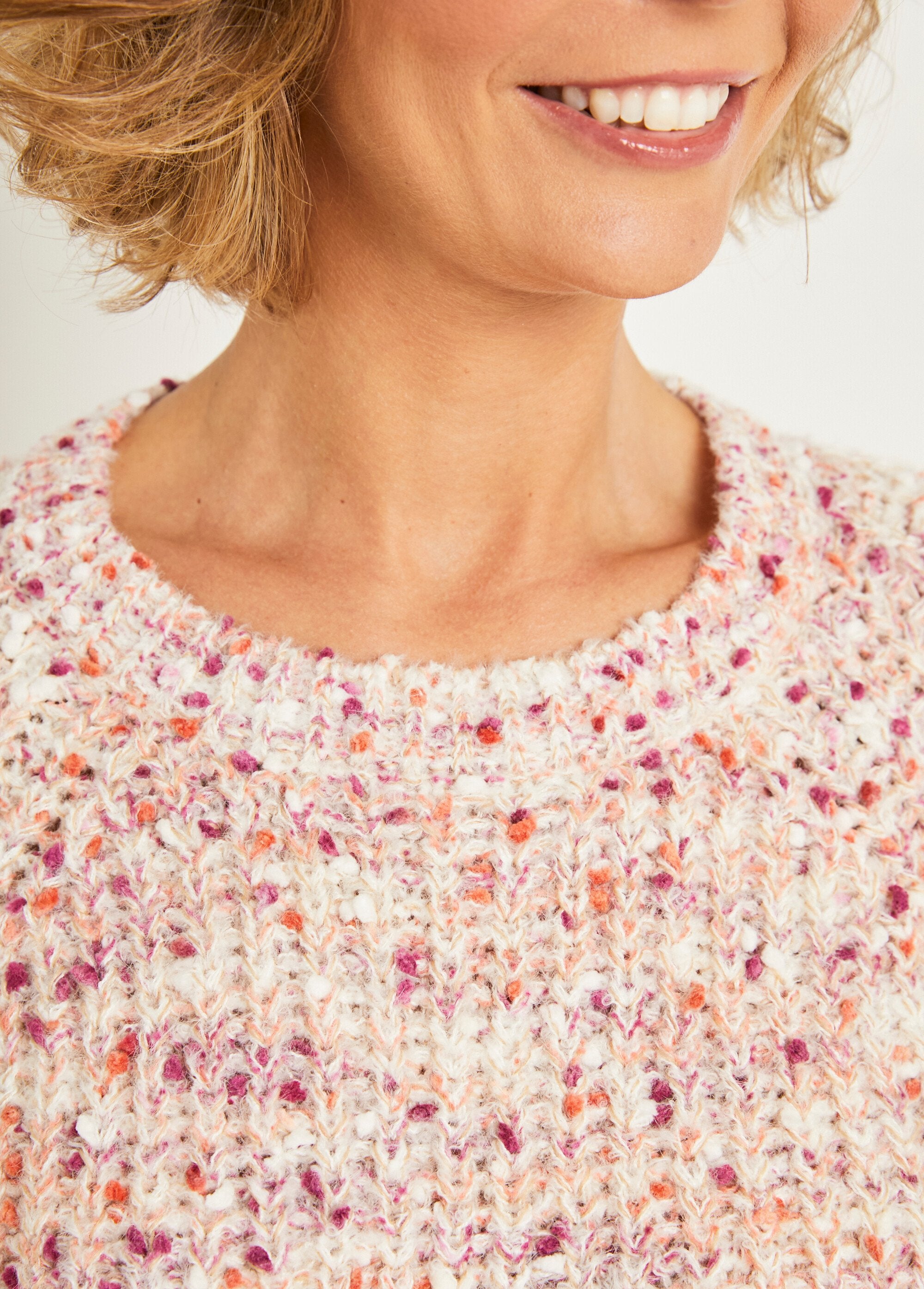 Cálido_jersey_de_cuello_redondo_de_punto_con_cuentas_Beige_DE3_slim