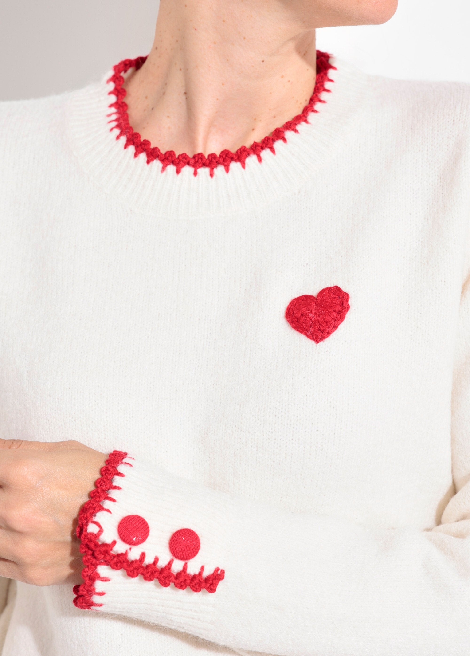 Suéter_cálido_de_lana_con_detalles_estilo_croquet_Crudo_DE1_slim