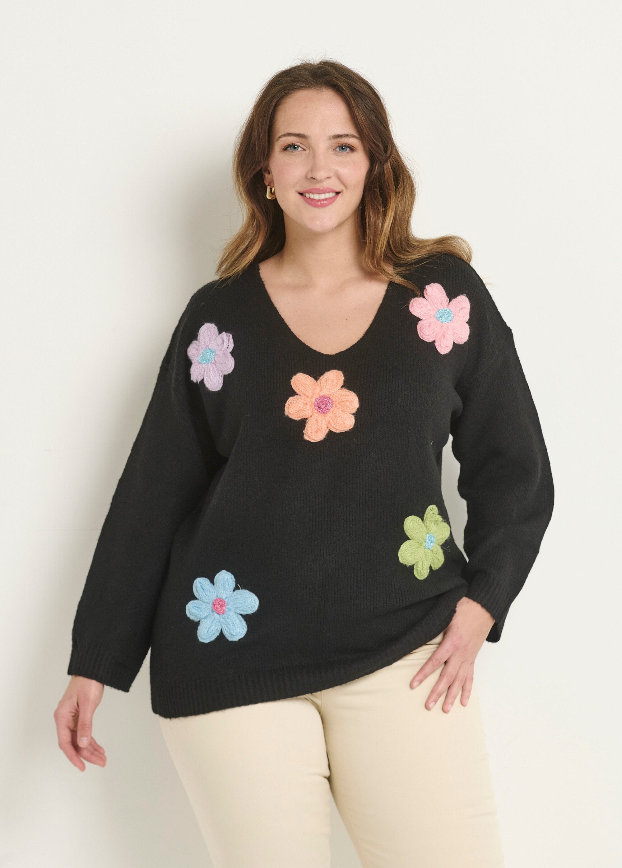 Cálido_jersey_de_punto_floral_Negro_FA1_curvy