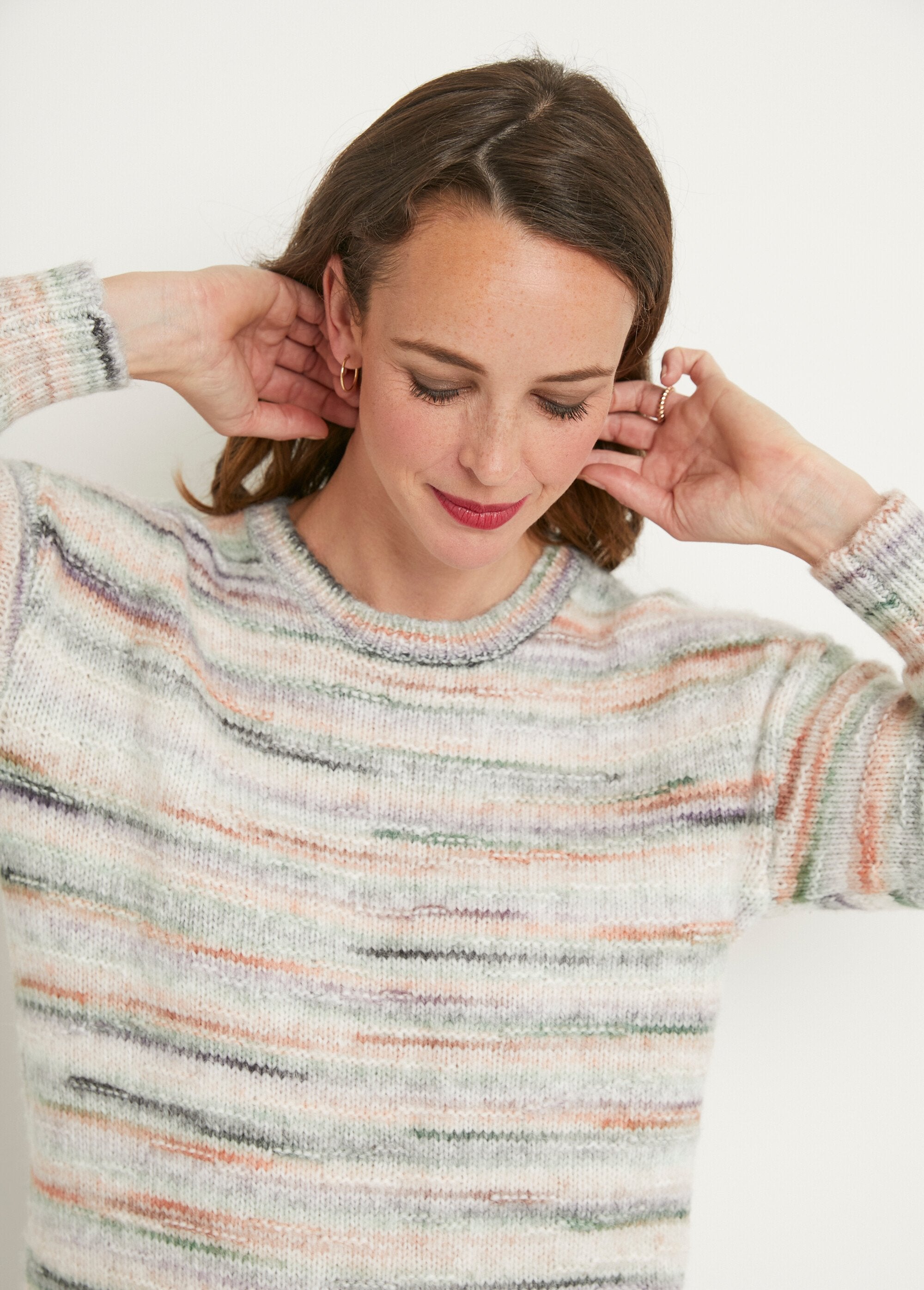 Cálido_jersey_de_cuello_redondo_con_lana_mandarina_y_verde_DE1_slim