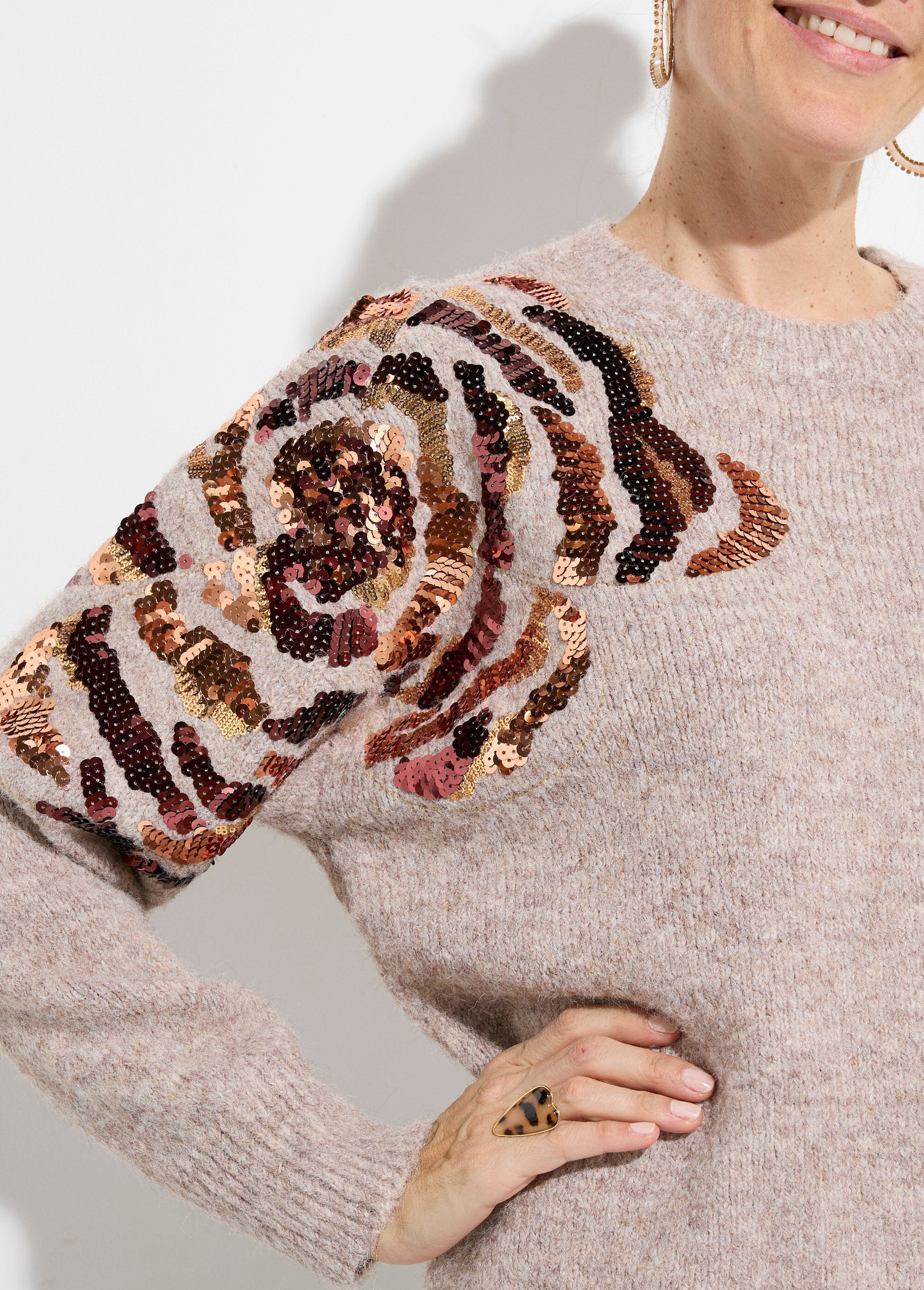 Suéter_de_cuello_redondo_con_diseño_de_flores_con_lentejuelas._Beige_DE1_slim