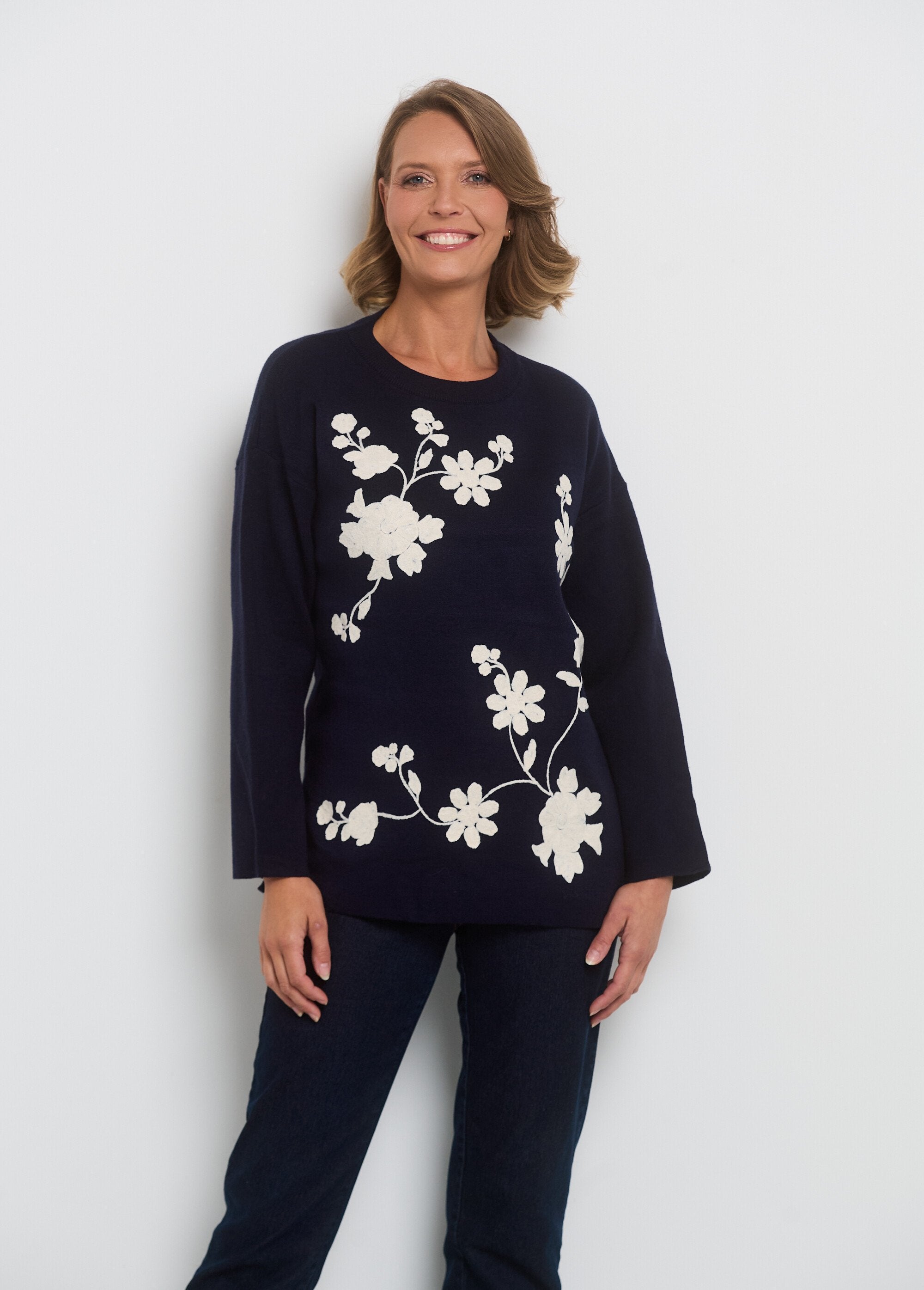 Jersey_de_cuello_redondo_con_aplicación_floral_Marina_FA1_slim