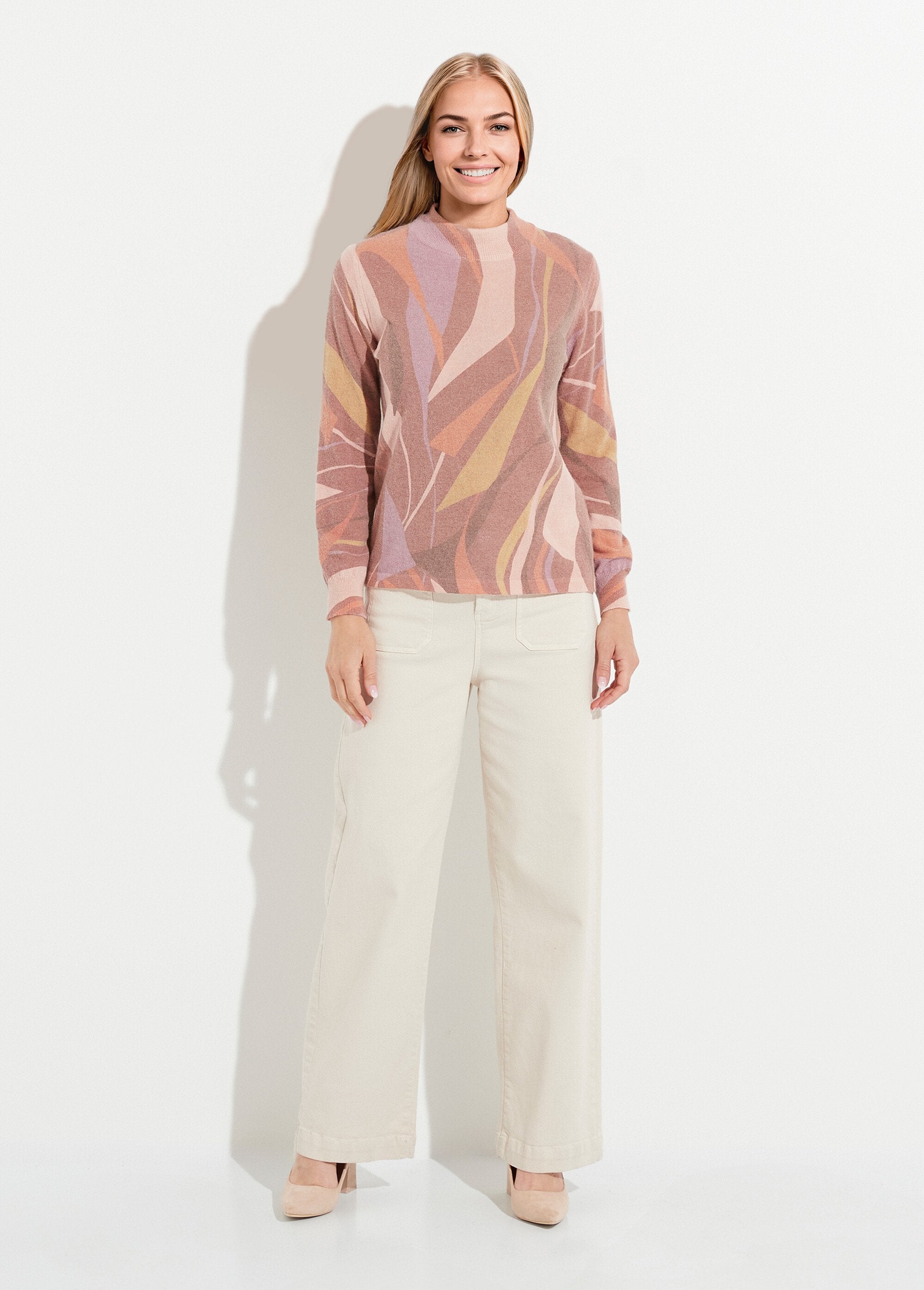 Suéter_fino_y_cálido_de_cuello_alto_con_lana_y_angora_estampada._avellana_y_beige_SF1_slim