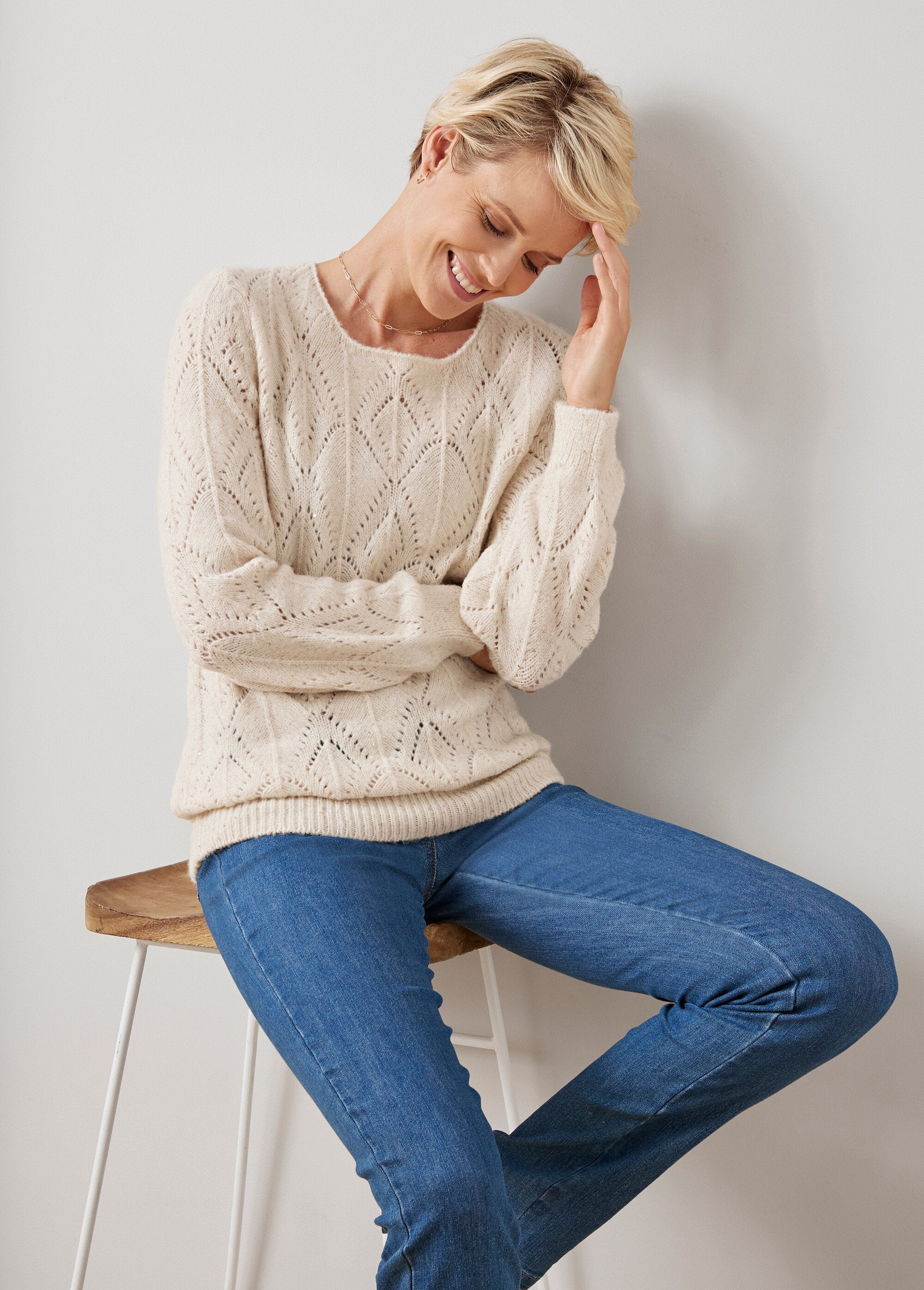 Suéter_de_punto_calado_brillante_con_cuello_redondo_Arena_DR1_slim