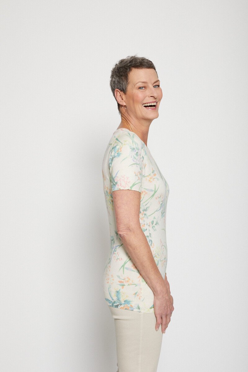 Jersey_de_manga_corta_con_estampado_floral_beige_y_verde_DR1_slim