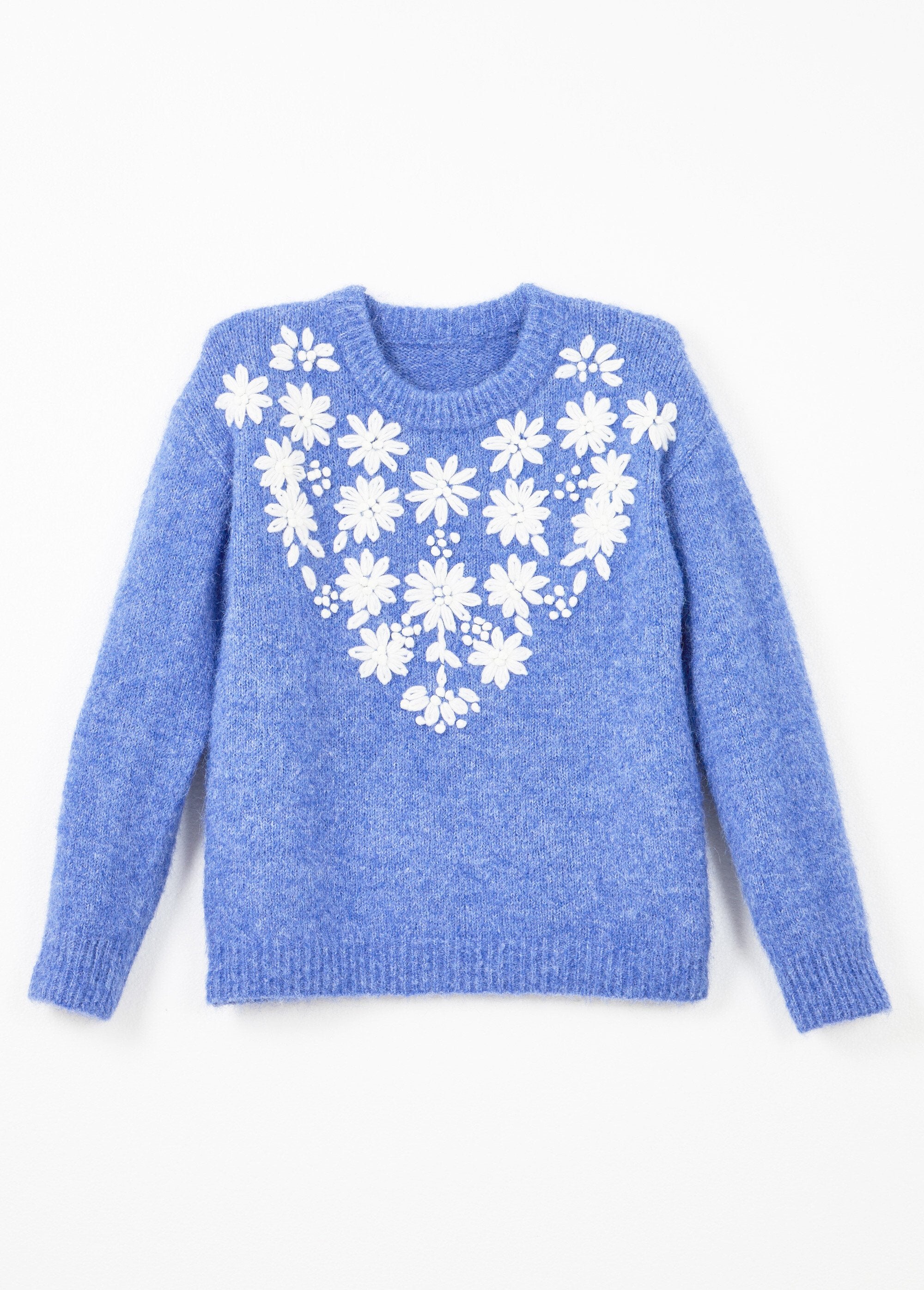 Suéter_suave_de_cuello_redondo_con_flores_bordadas._Azul_AP1_slim
