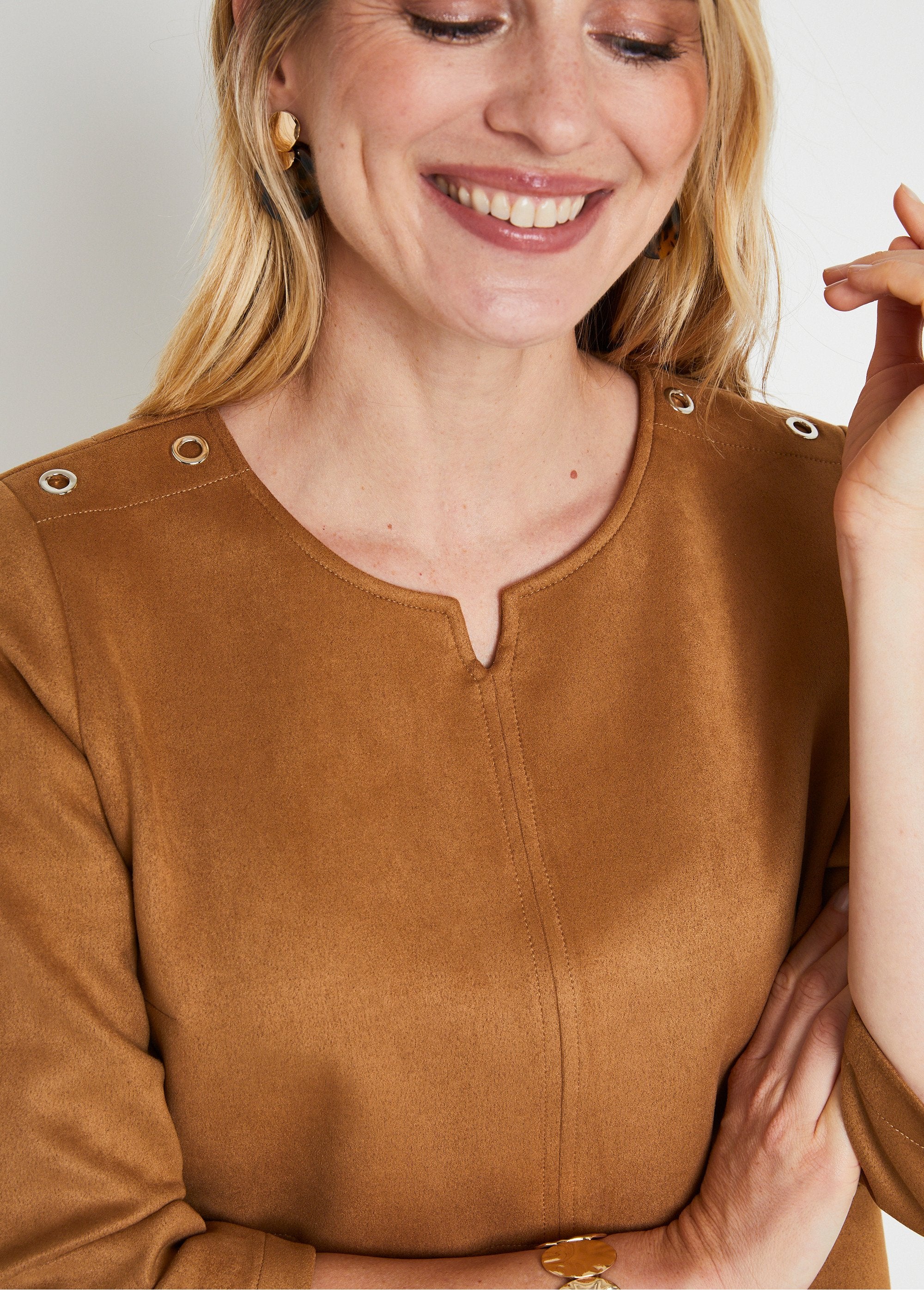 Vestido_corto_completo_en_ante_liso_camello_DE1_slim