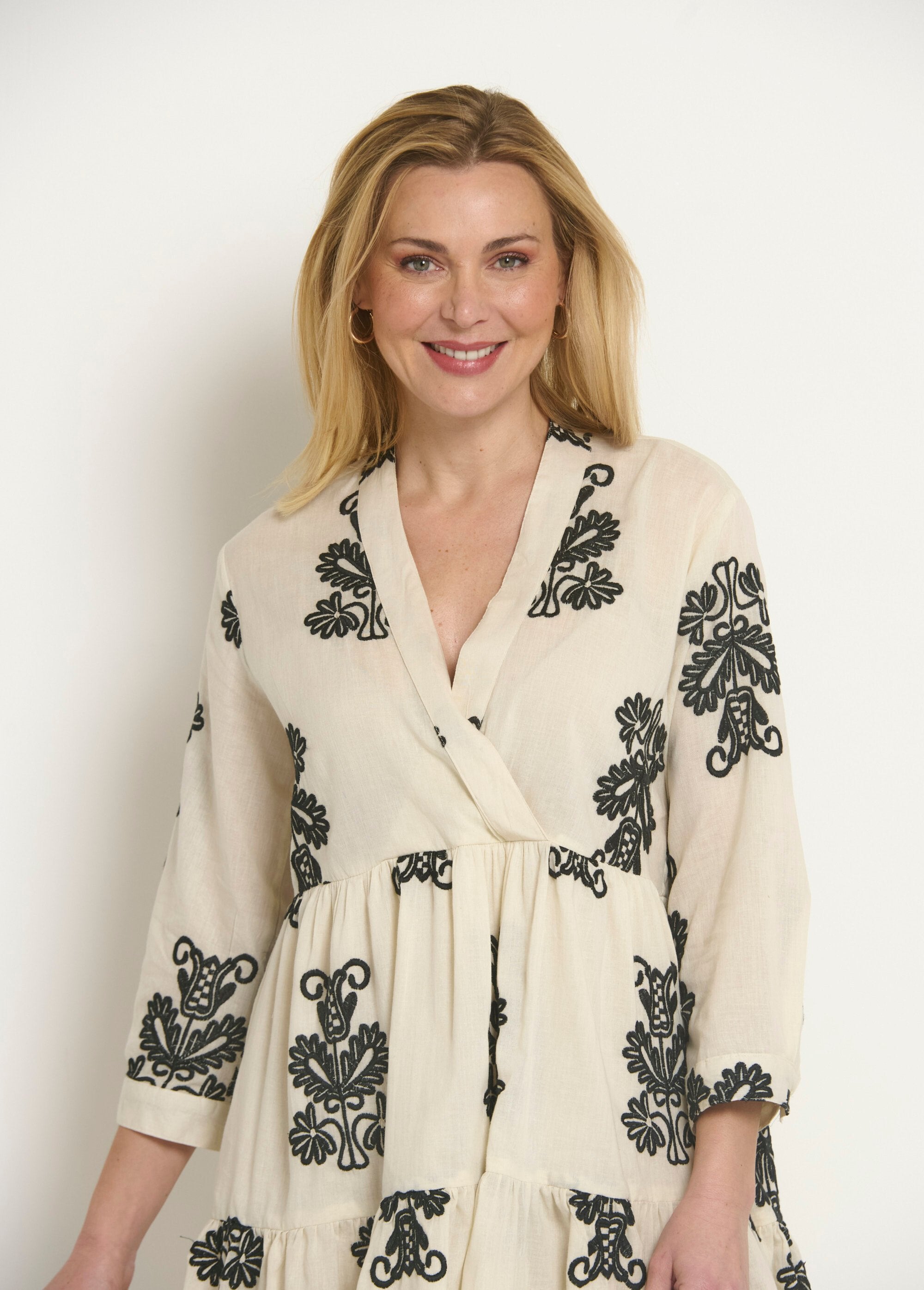 Vestido_corto_cruzado_bordado_con_volantes_Crudo_DE1_slim