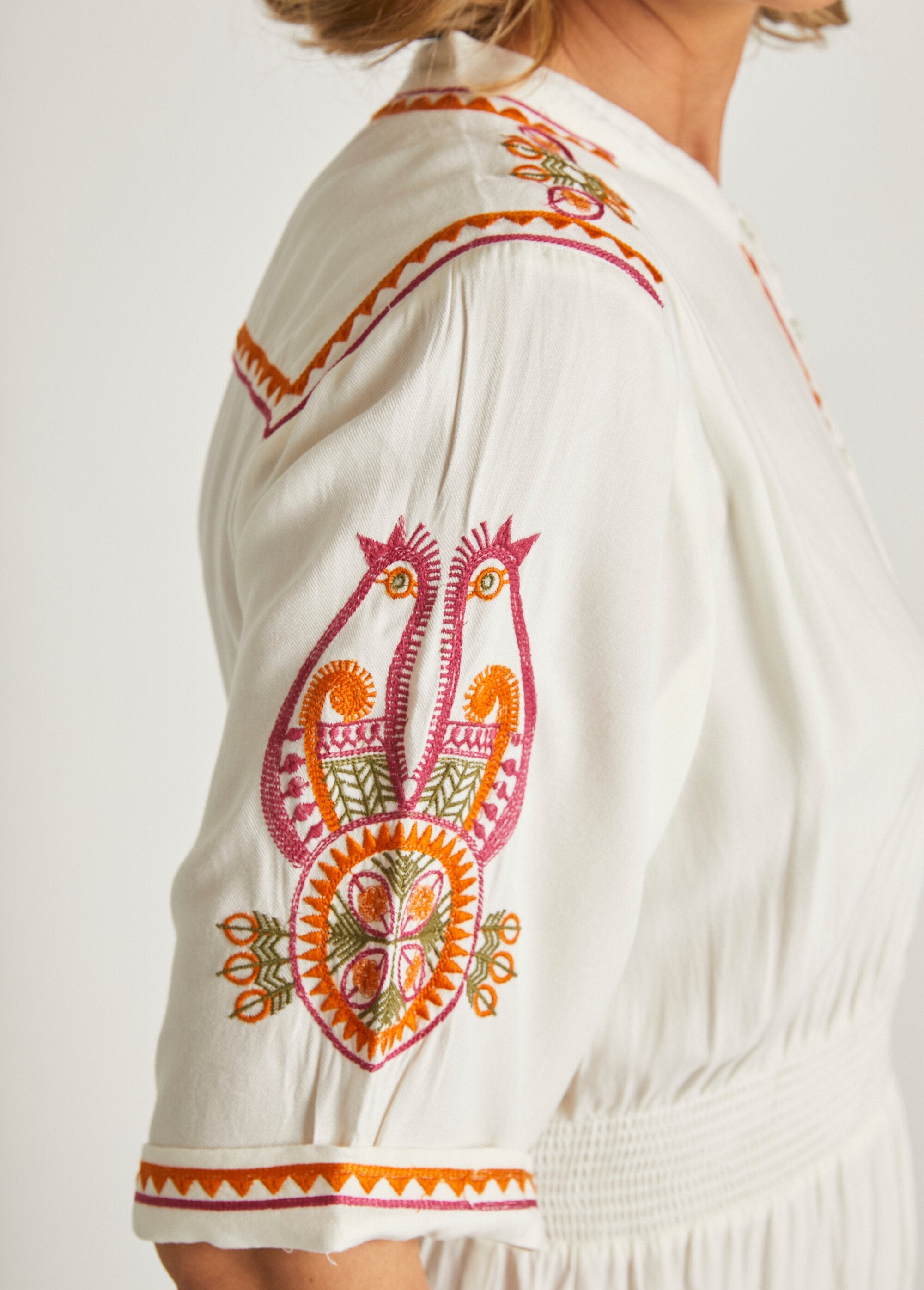 Vestido_corto_bordado_con_botones_Crudo_DE3_slim