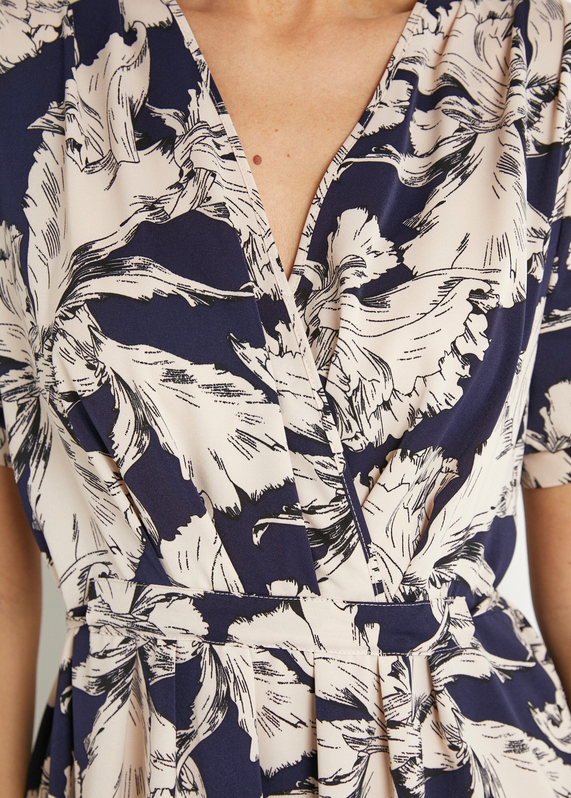 Vestido_corto_fluido_cruzado_con_estampado_gráfico_azul_marino_y_blanco_DE2_slim