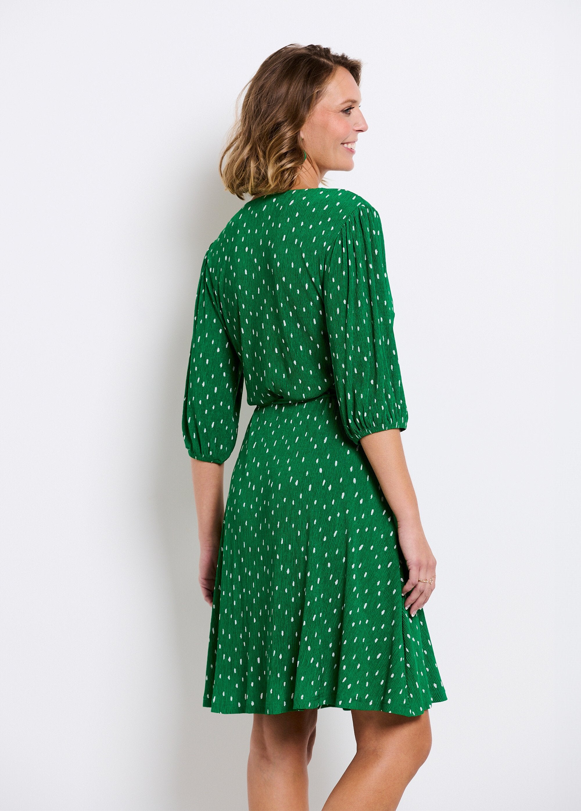 Vestido_corto_cruzado_con_estampado_de_lunares_verde_y_blanco_DO1_slim