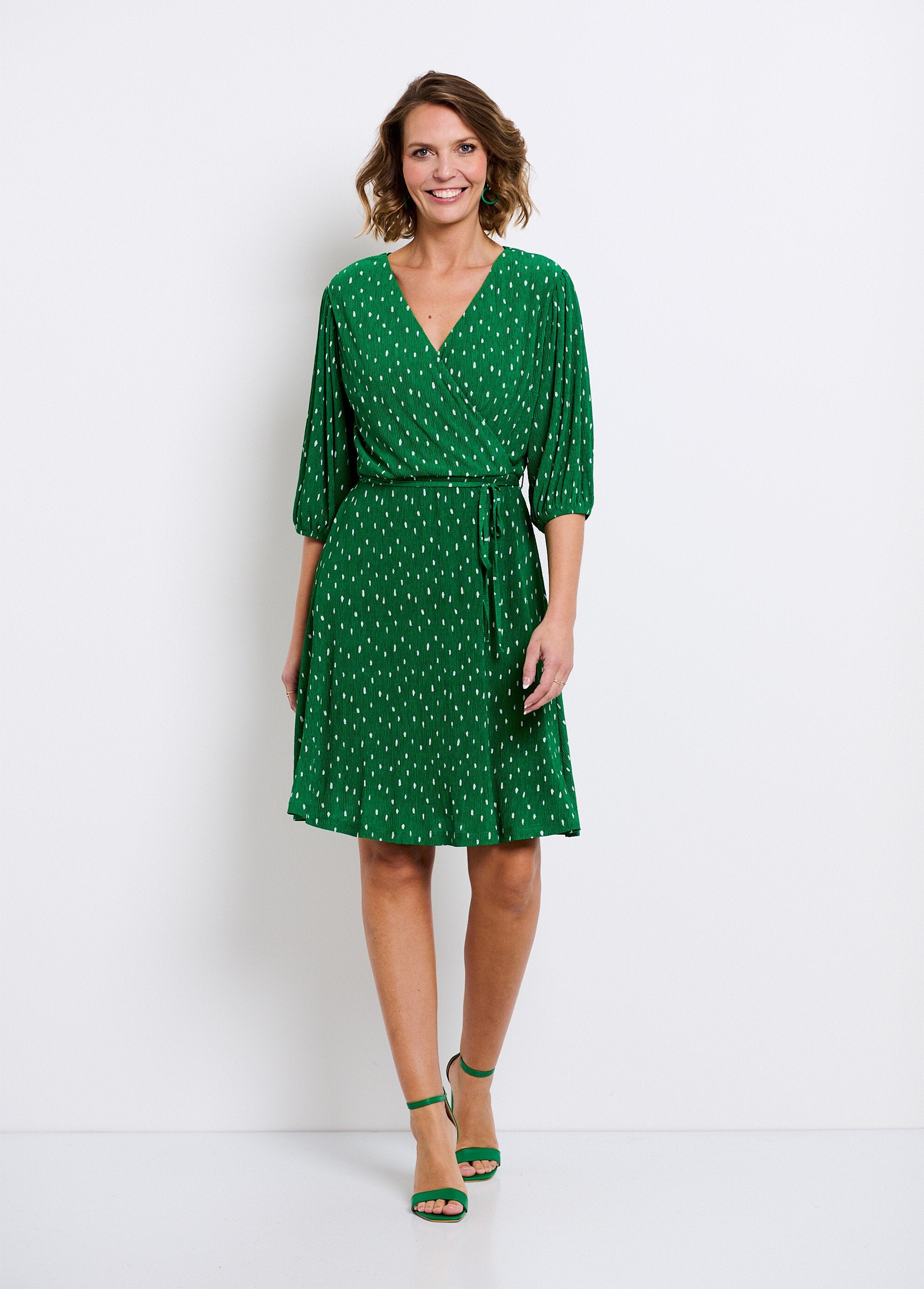 Vestido_corto_cruzado_con_estampado_de_lunares_verde_y_blanco_SF1_slim