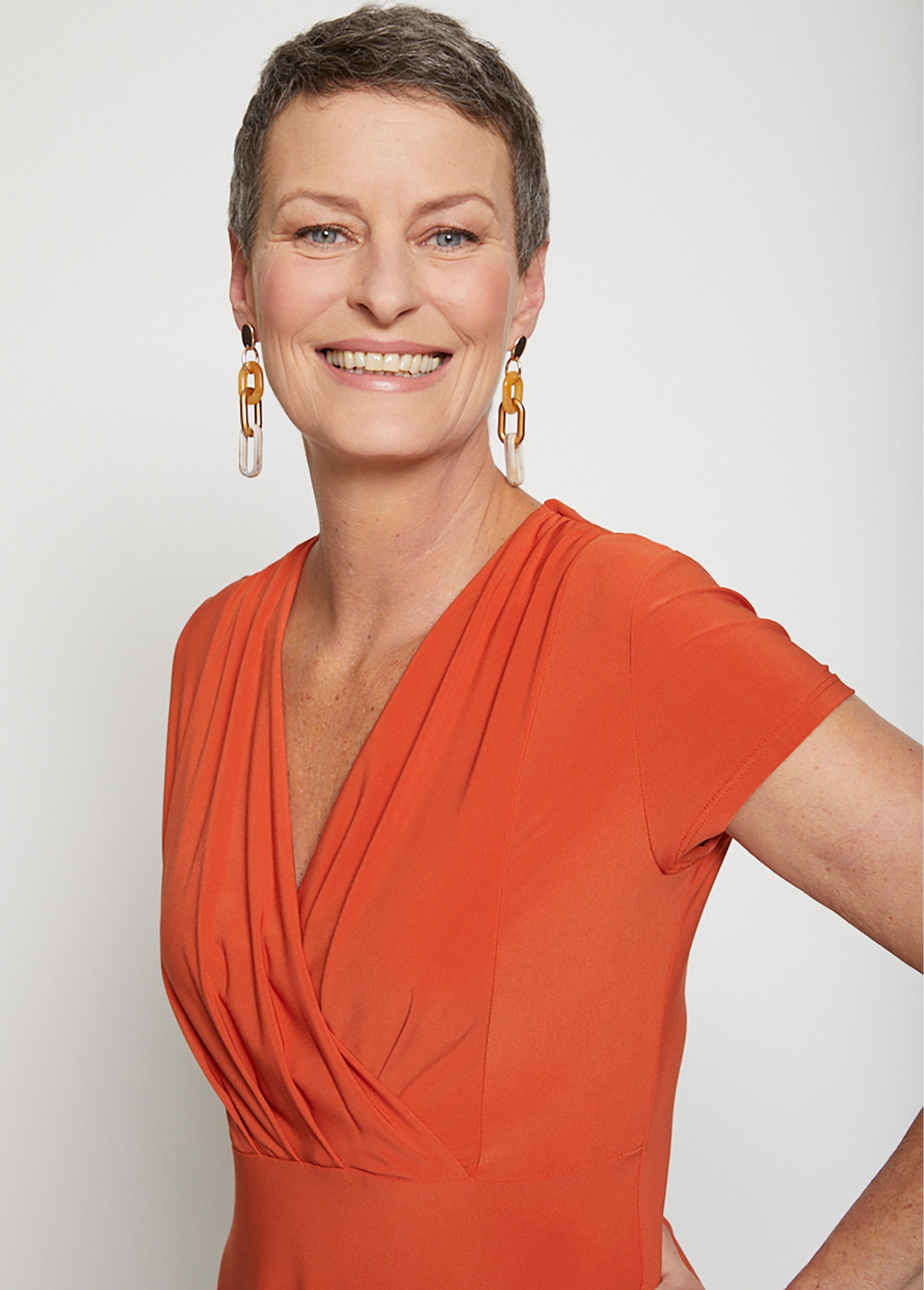 Vestido_corto_con_escote_cruzado_Ladrillo_liso_DE3_slim