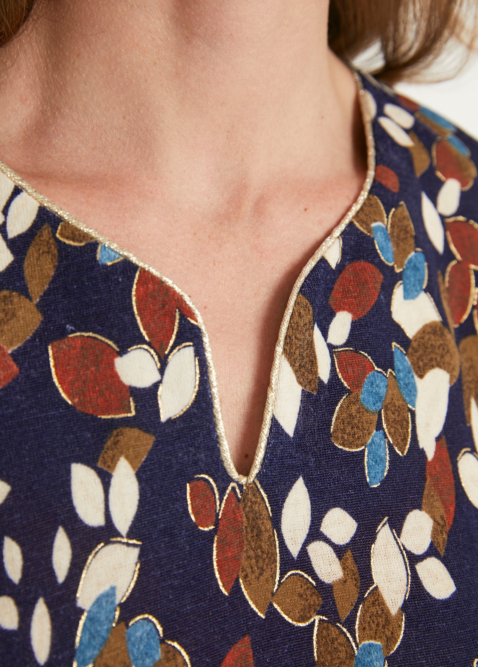 Robe_courte_évasée_feuilles_maille_chaude_Bleu_et_ecru_DE2_slim