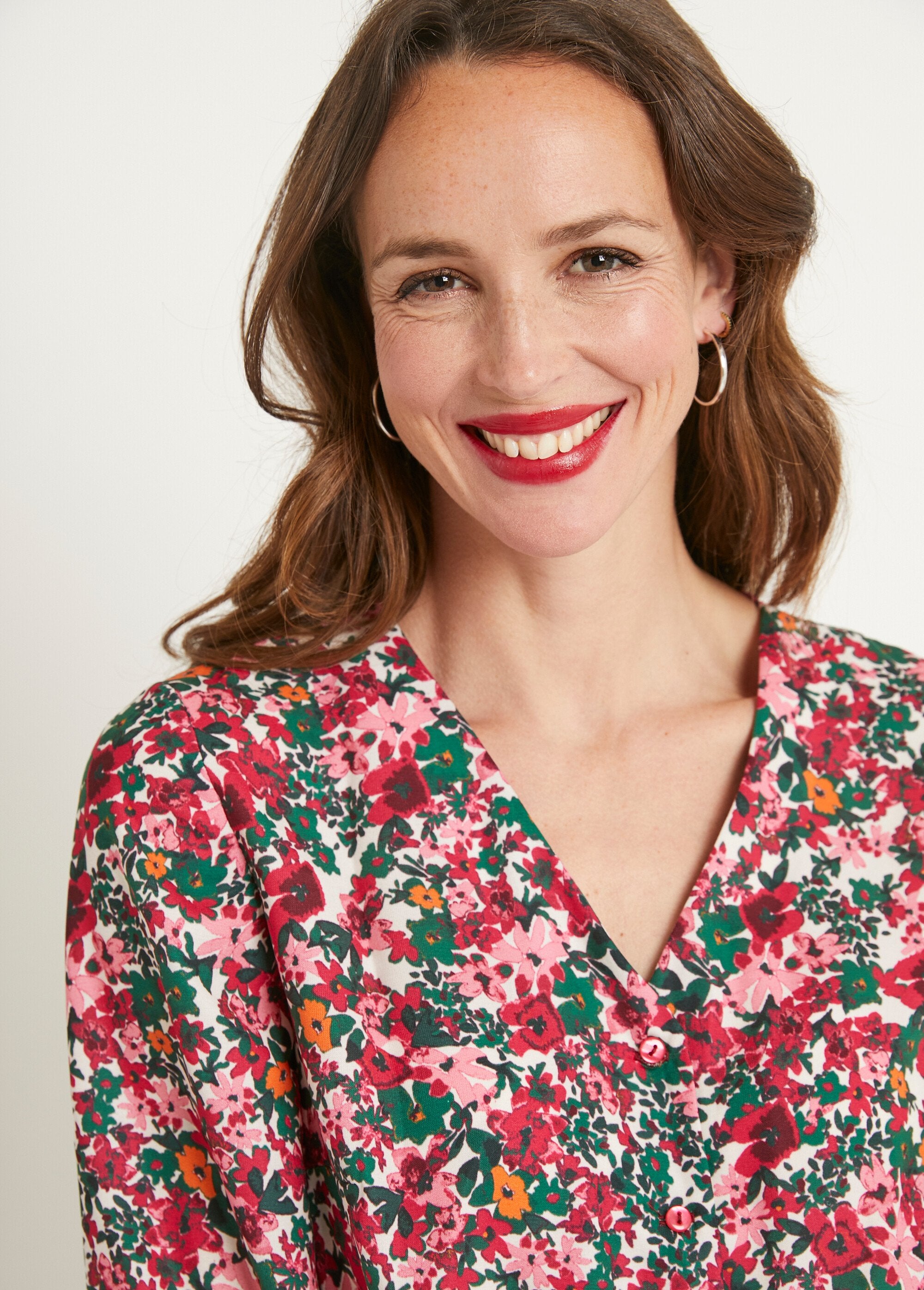 Vestido_corto_acampanado_floral_abotonado_con_cuello_en_V_rosa_y_verde_DE1_slim