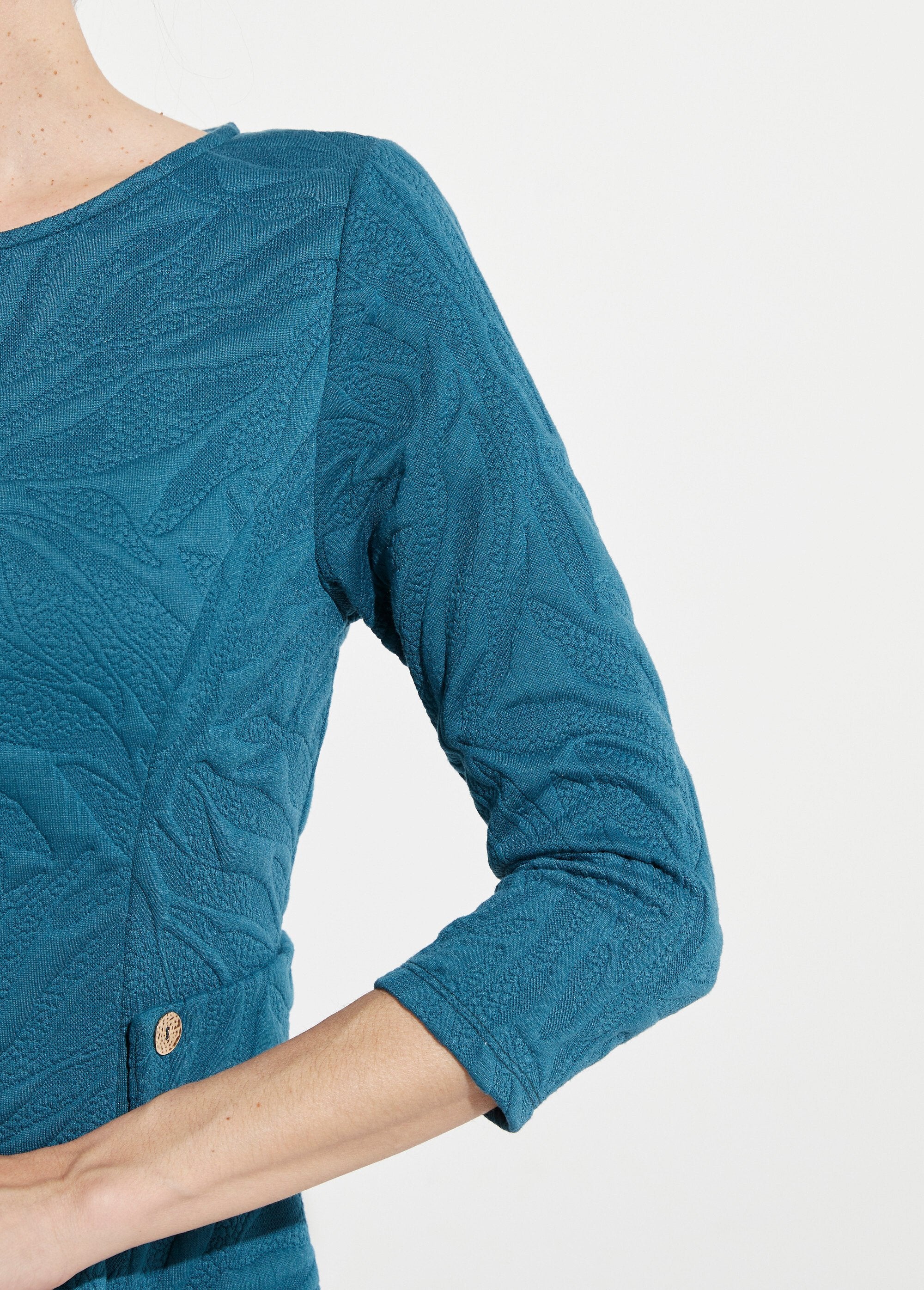 Vestido_corto,_curvo_y_con_relieve_en_jacquard._pato_azul_DE1_slim