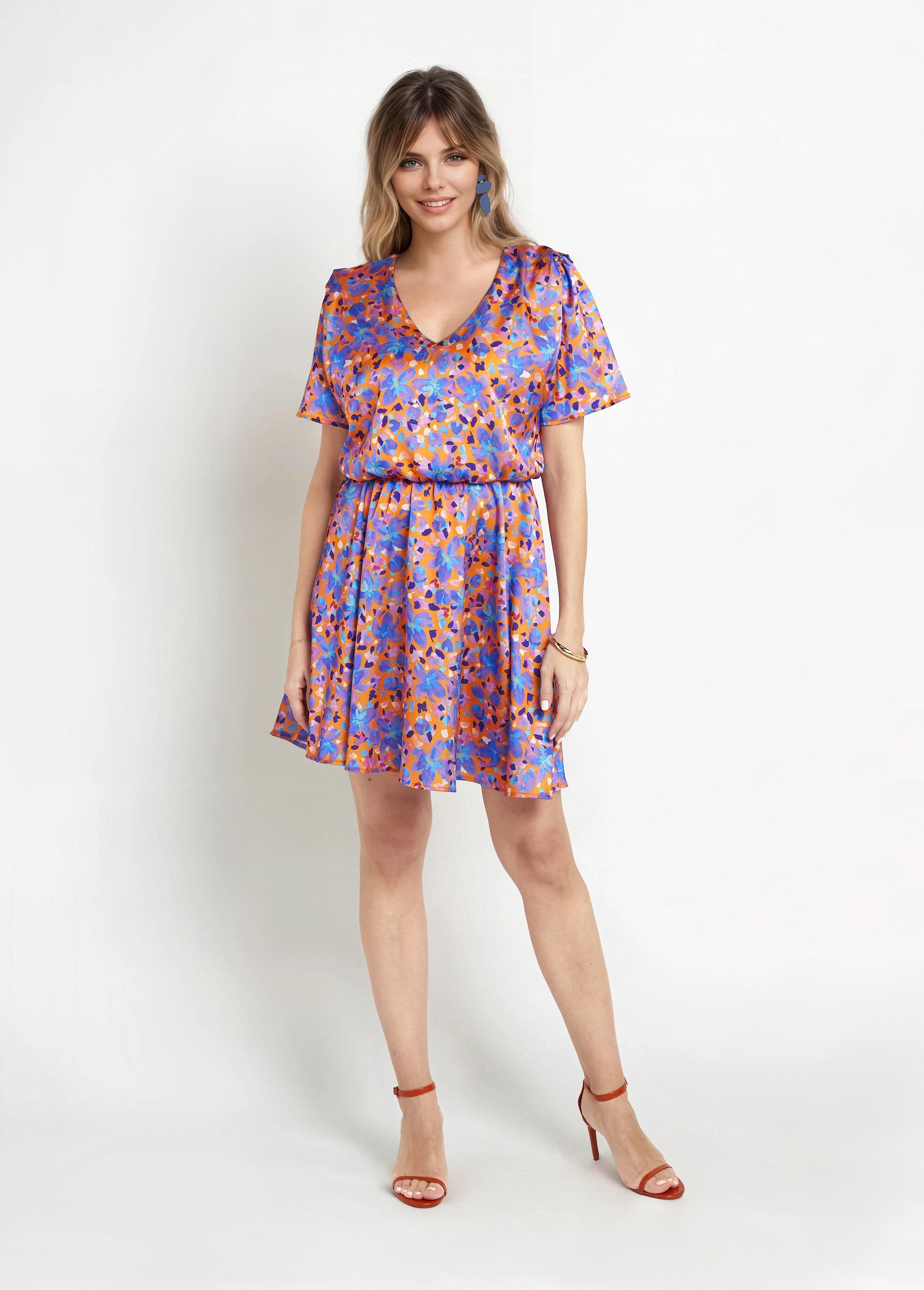 Vestido_corto_de_satén_con_escote_en_pico_y_estampado_floral_naranja_y_morado_FA1_slim