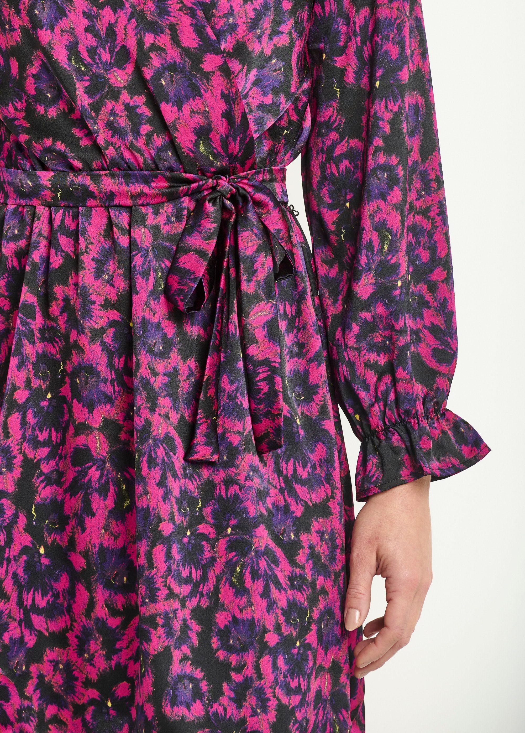 Vestido_corto_de_satén_con_estampado_floral_Estampado_fucsia_DE2_slim