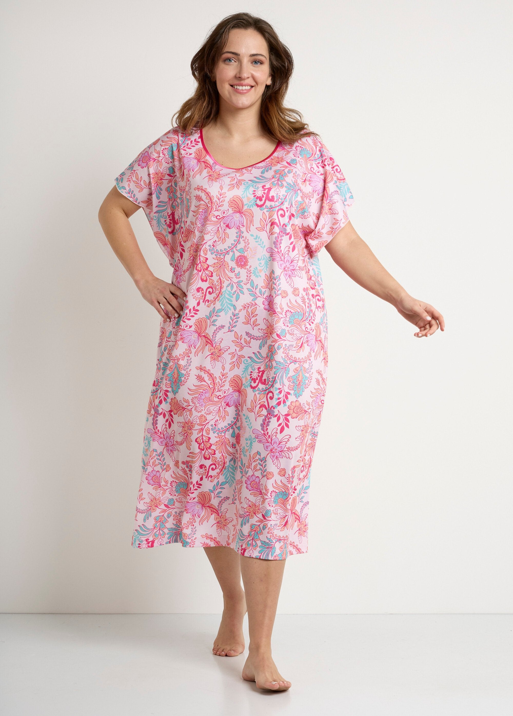 Vestido_de_azafata_largo_raso_estampado_flores_fondo_rosa_FA1_curvy