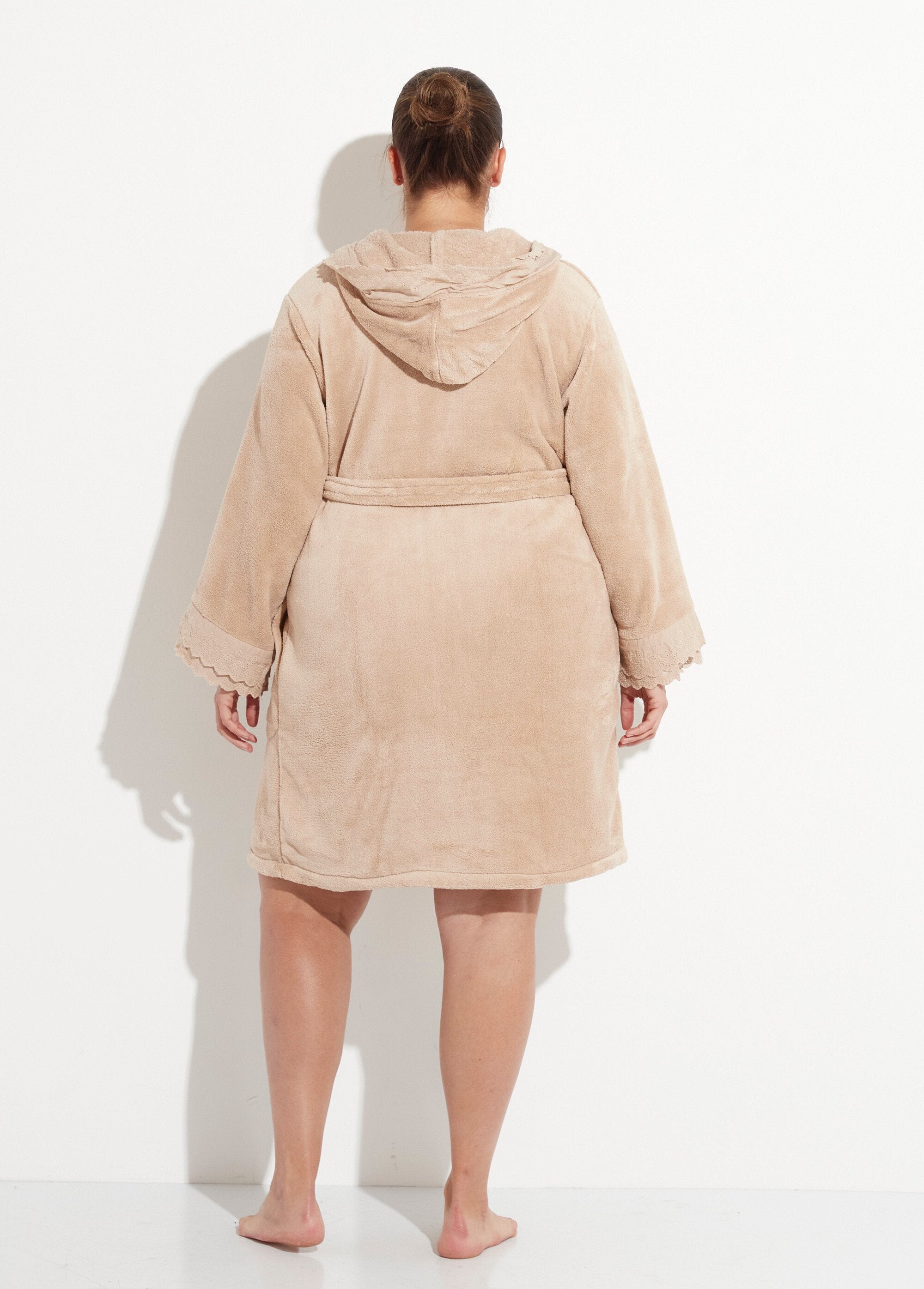 Bata_con_capucha_y_bordado_inglés_Lunar_DO1_curvy