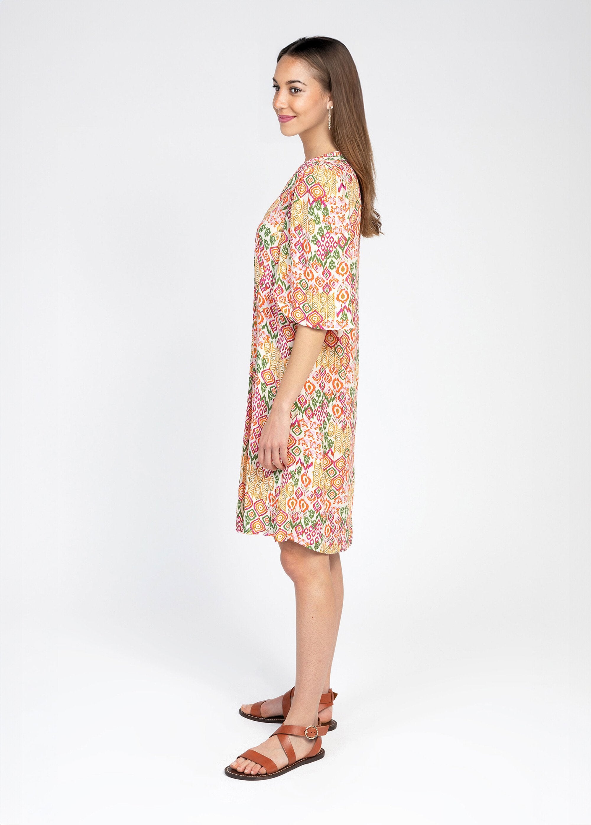 Vestido_fluido_estampado_étnico_con_escote_en_pico_Estampado_rojo_GA1_slim