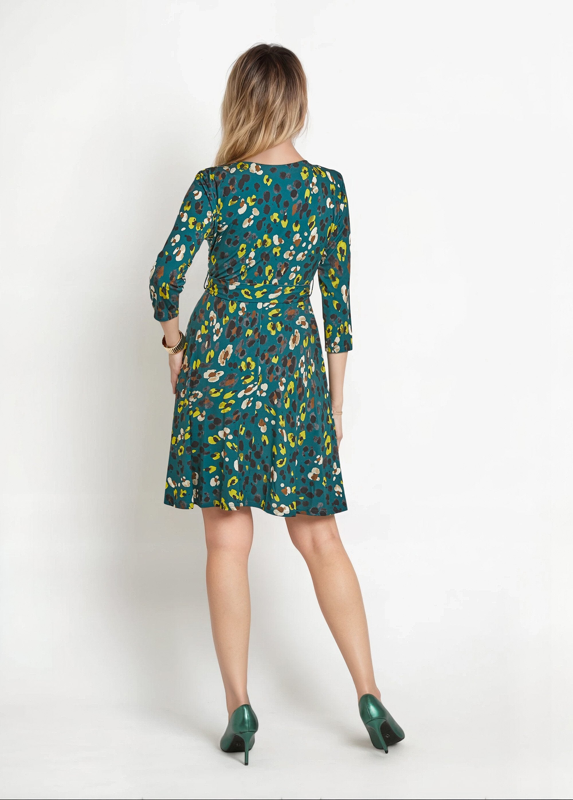 Vestido_cruzado_estampado_con_cintura_ceñida_Estampados_verdes_DO1_slim
