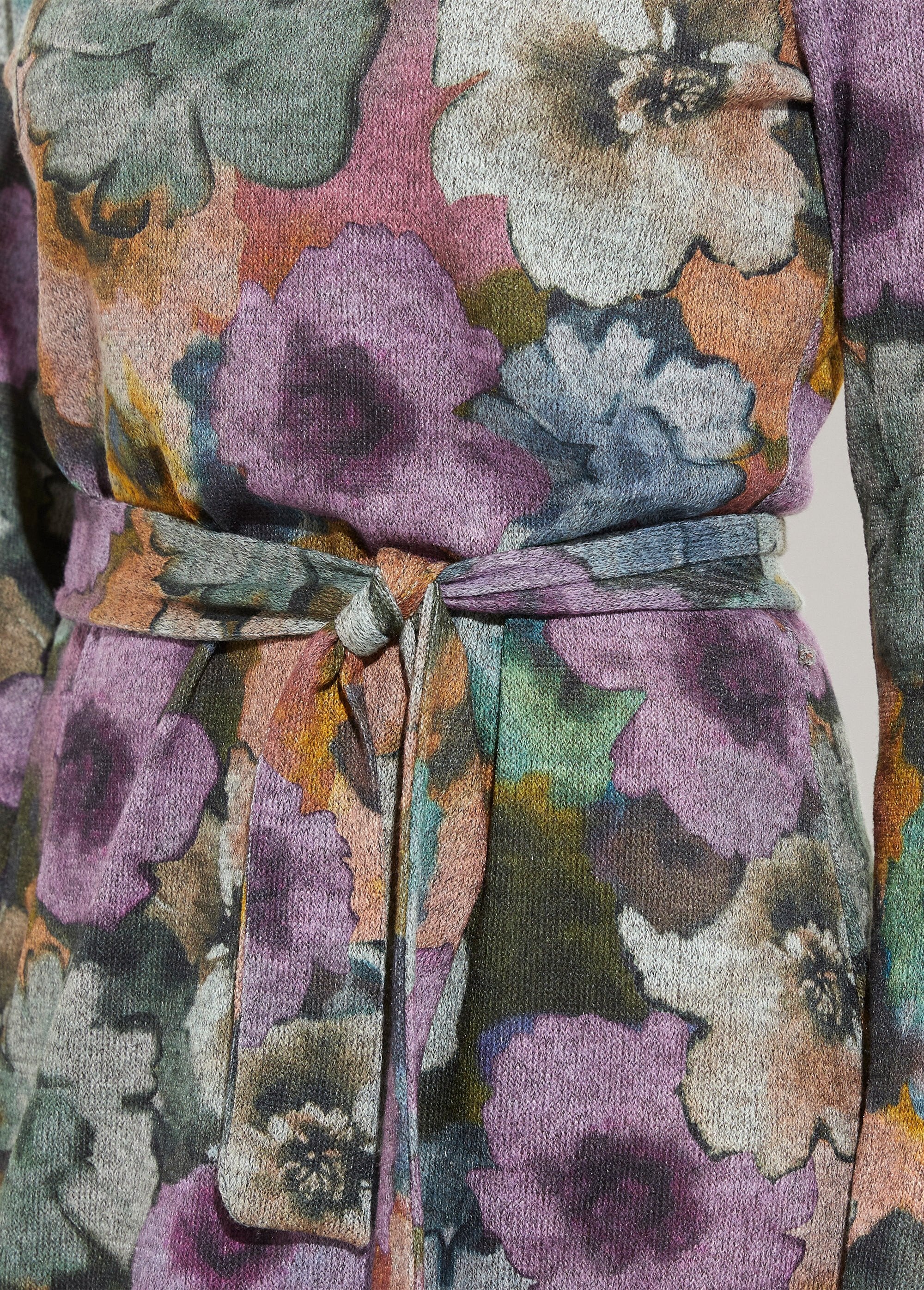 Vestido_recto_estampado_con_cinturón_y_cuello_alto_en_punto_cálido_Gris_y_Parma_DE2_slim