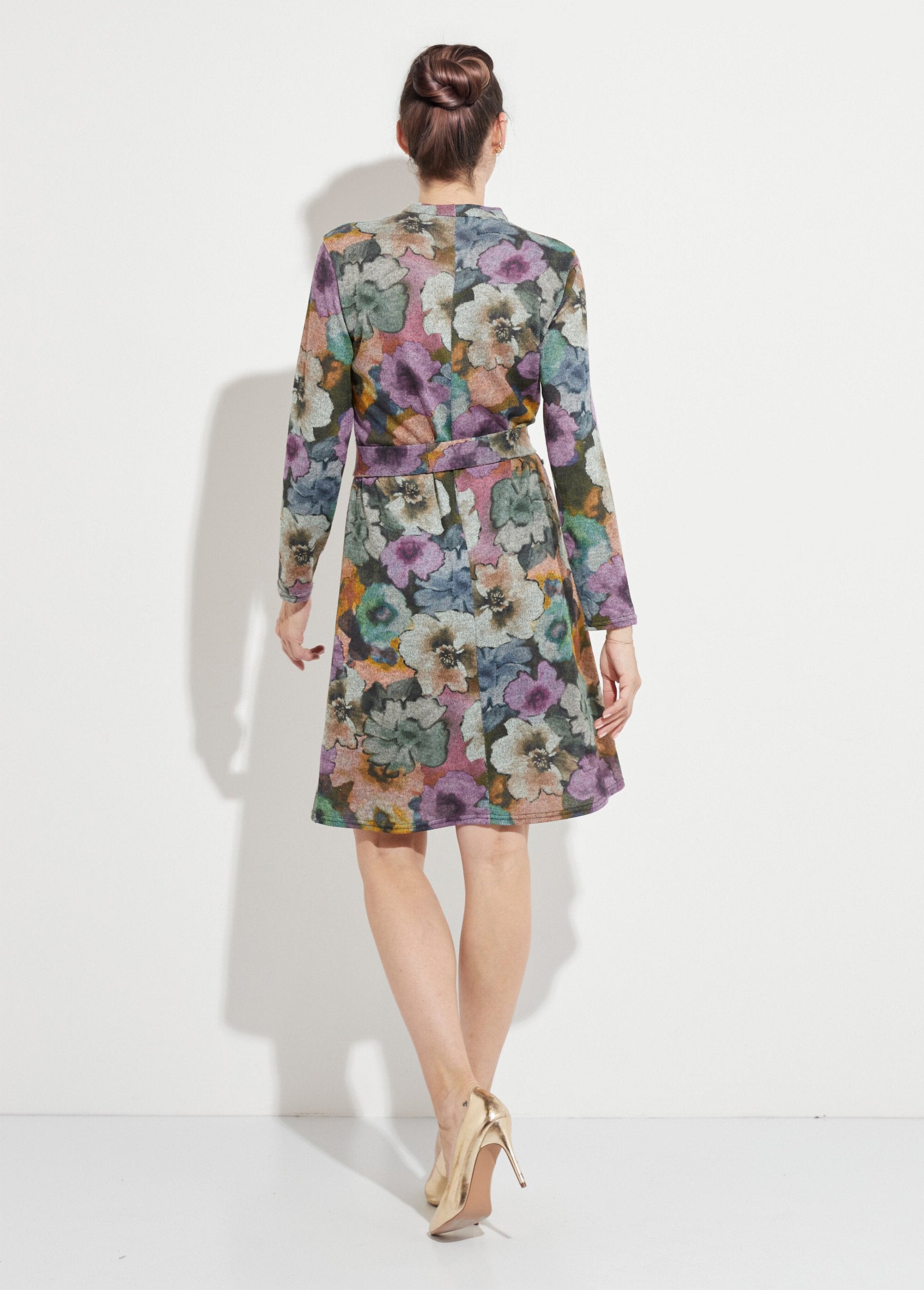 Vestido_recto_estampado_con_cinturón_y_cuello_alto_en_punto_cálido_Gris_y_Parma_DO1_slim