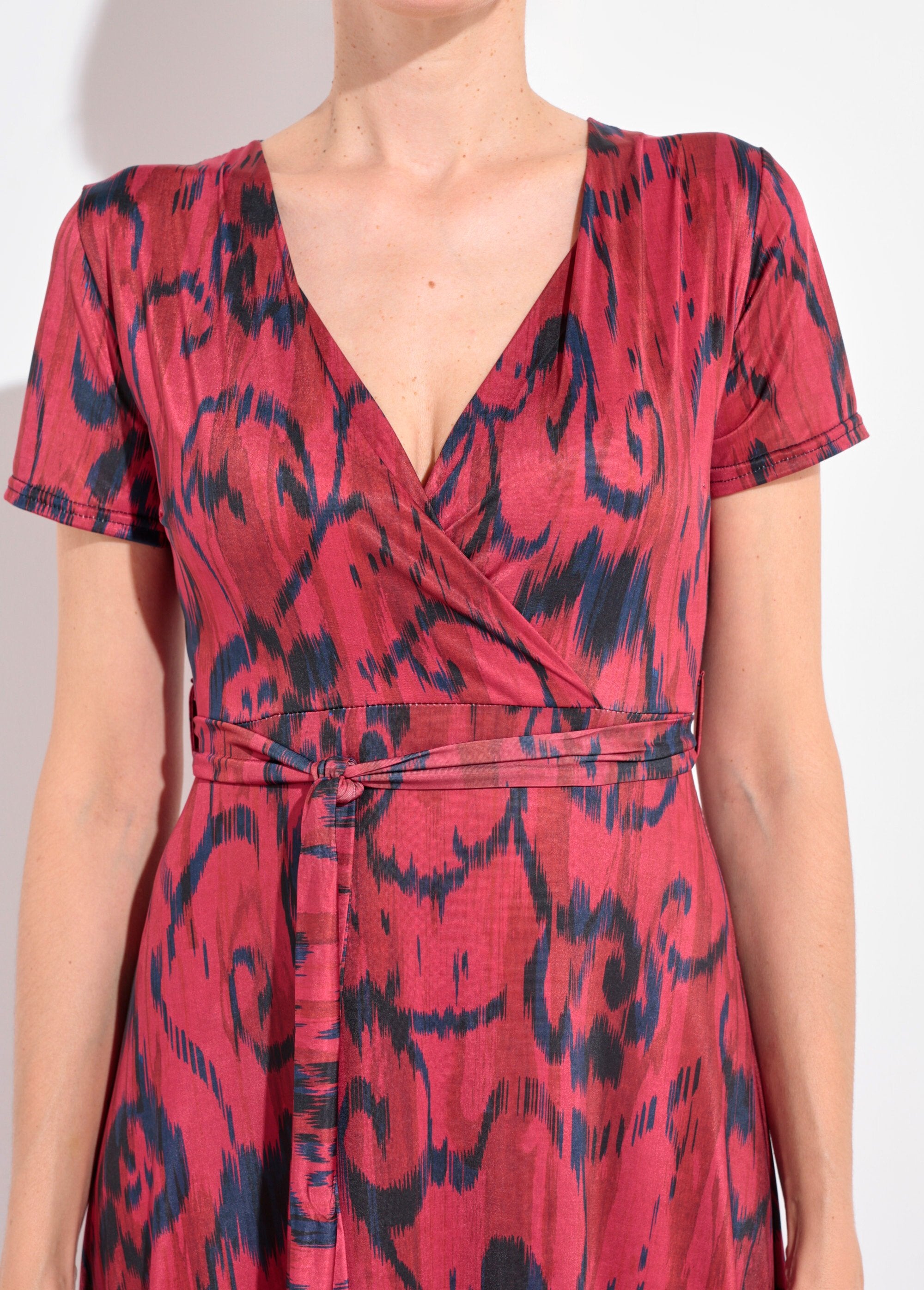 Vestido_largo,_escote_en_pico,_cinturón_envolvente._Negro_y_rojo_DE1_slim