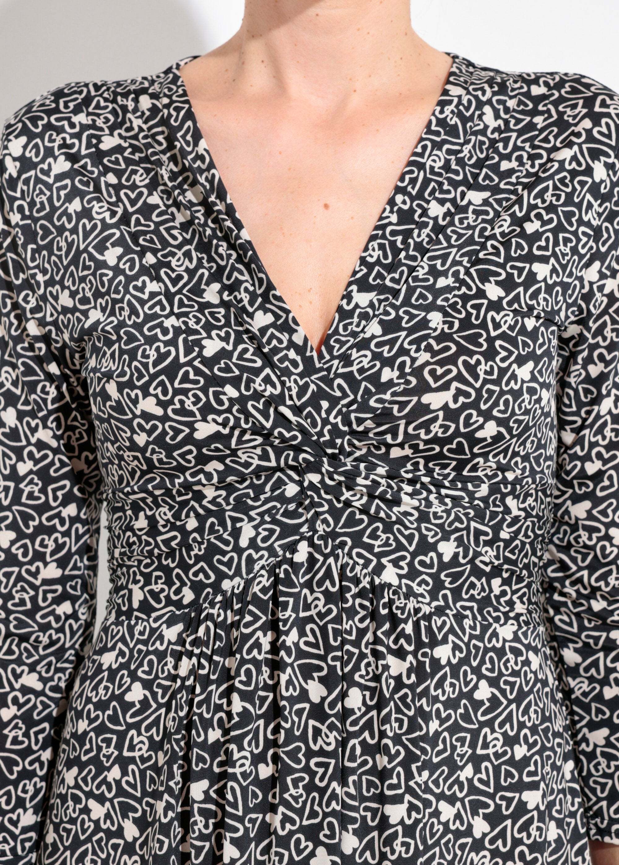 Vestido_de_manga_3/4_con_escote_en_pico_drapeado_y_estampado_de_corazones_En_blanco_y_negro_DE1_slim