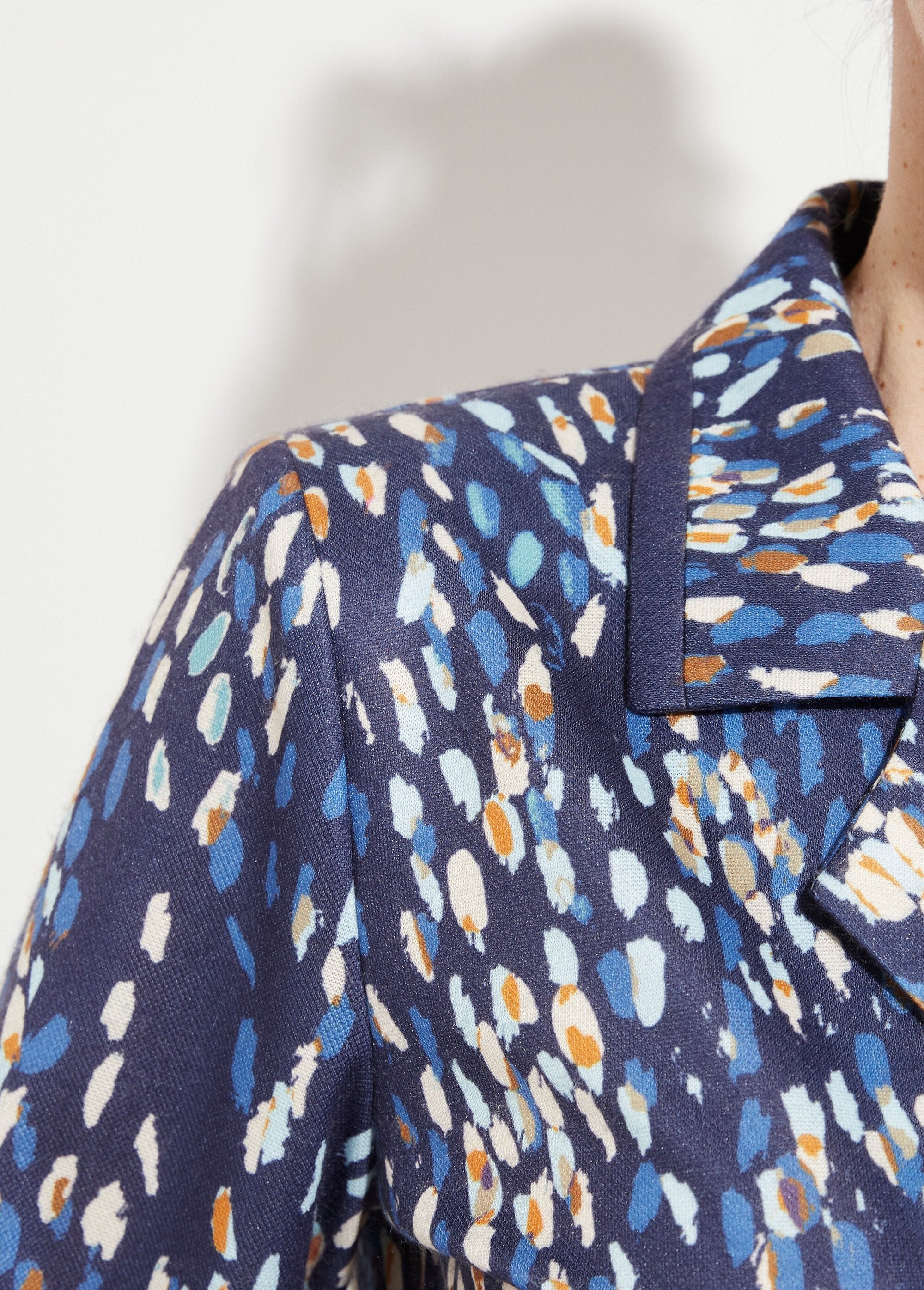 Vestido_de_largo_medio_con_cuello_sastre_y_cierre_cruzado._Azul_marino_y_beige_DE2_slim