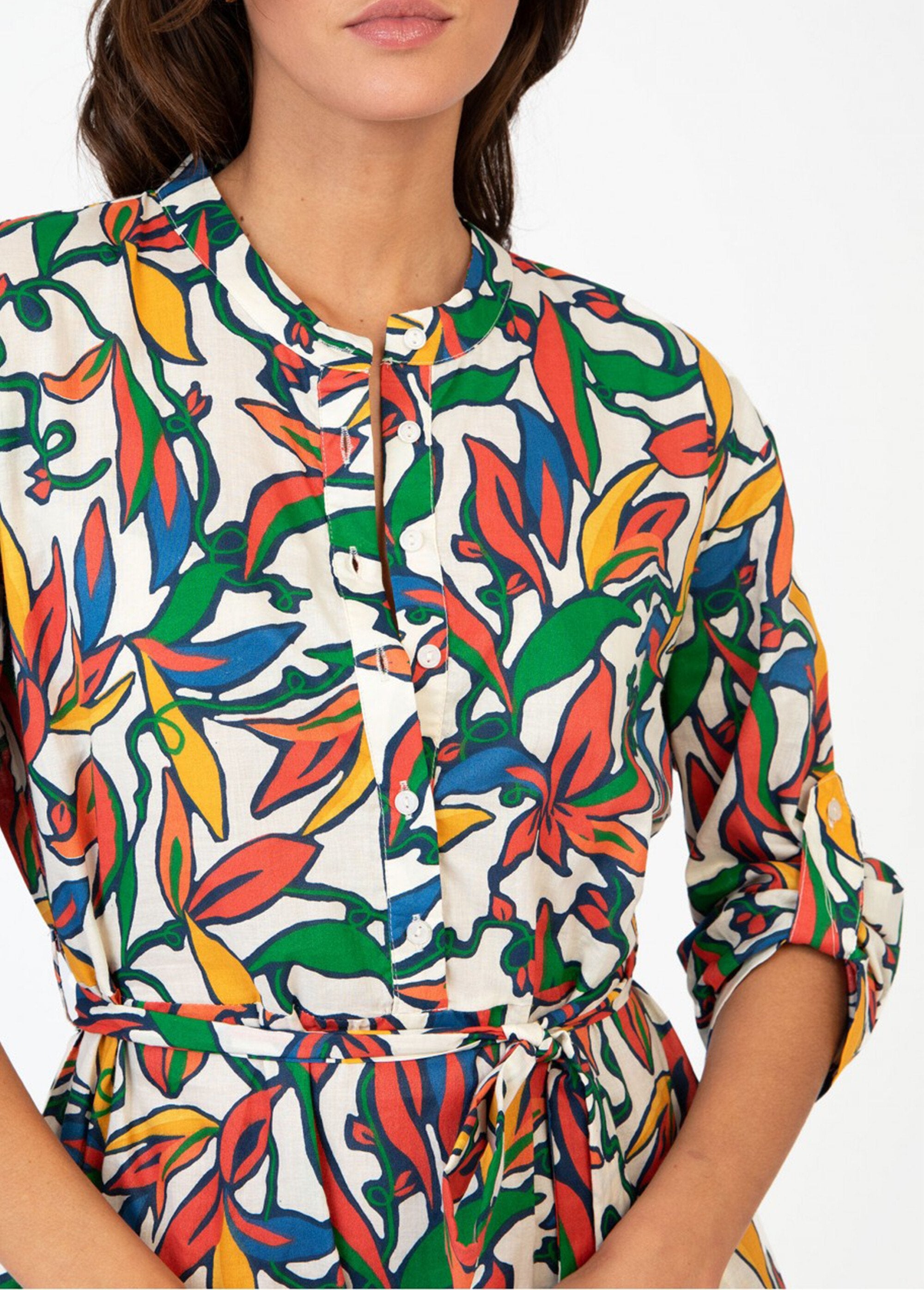 Vestido_corto_estampado_de_colores_con_cinturón_Estampados_crudos_DE1_slim