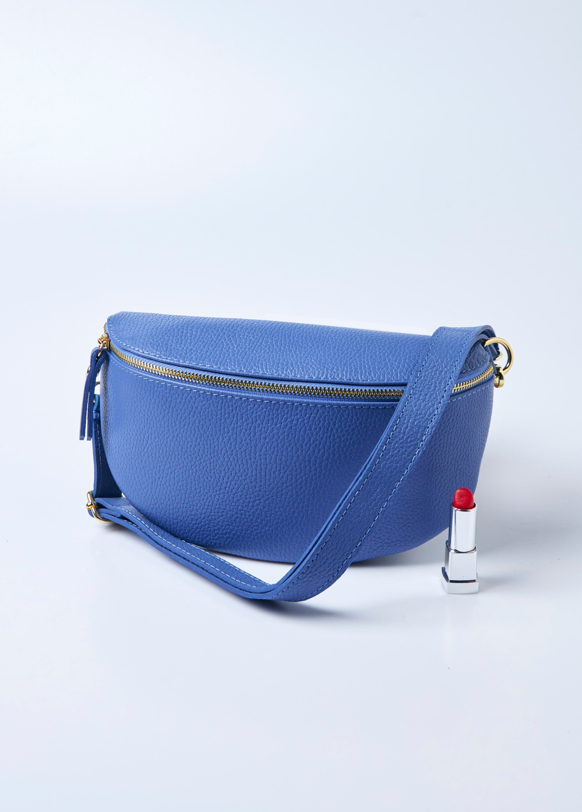 Riñonera_de_cuero_con_cremallera_y_correa_para_el_hombro_azul_brillante_FA1_slim
