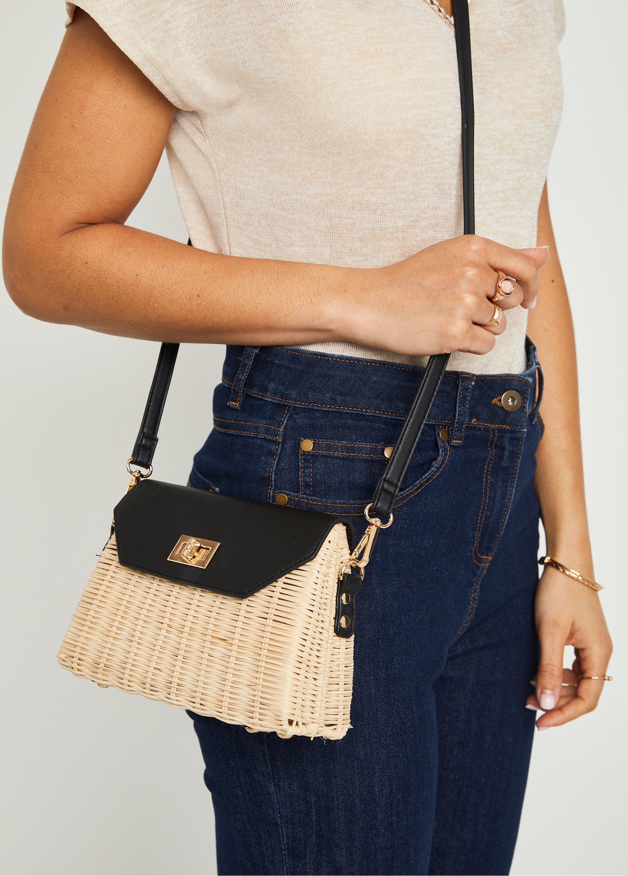 Bolso_bandolera_de_ratán_tejido_bicolor_Natural_y_negro_FA2_slim